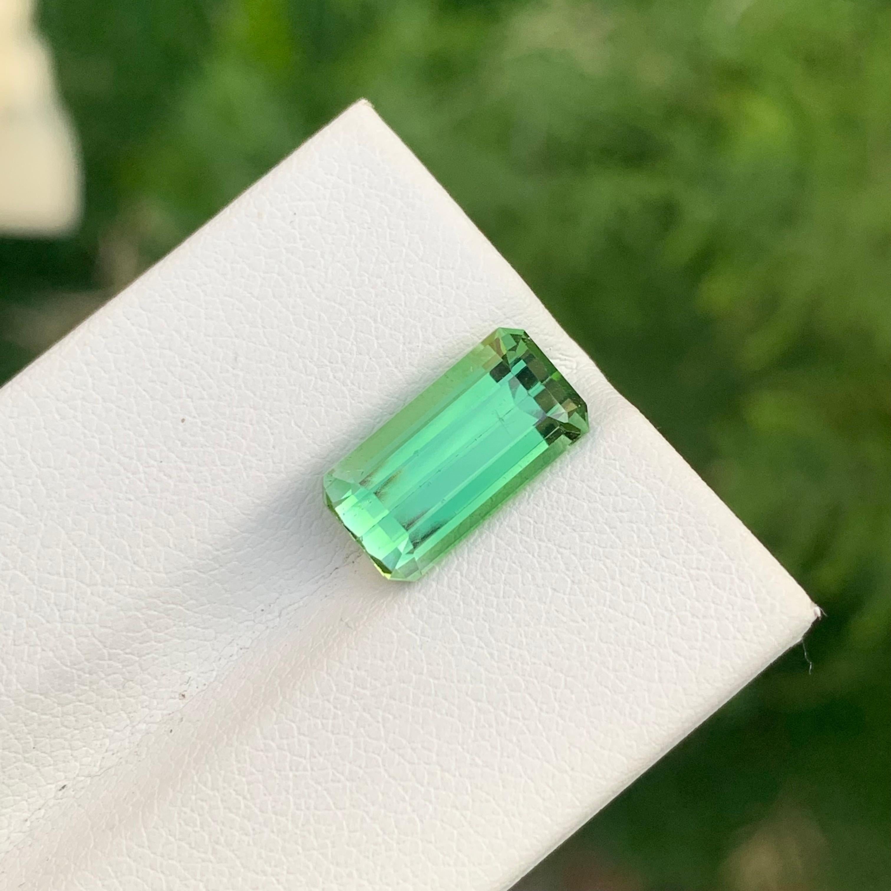 4.50 Karat natürlicher loser grüner Turmalin in Smaragdform aus Afghanistan im Angebot 1
