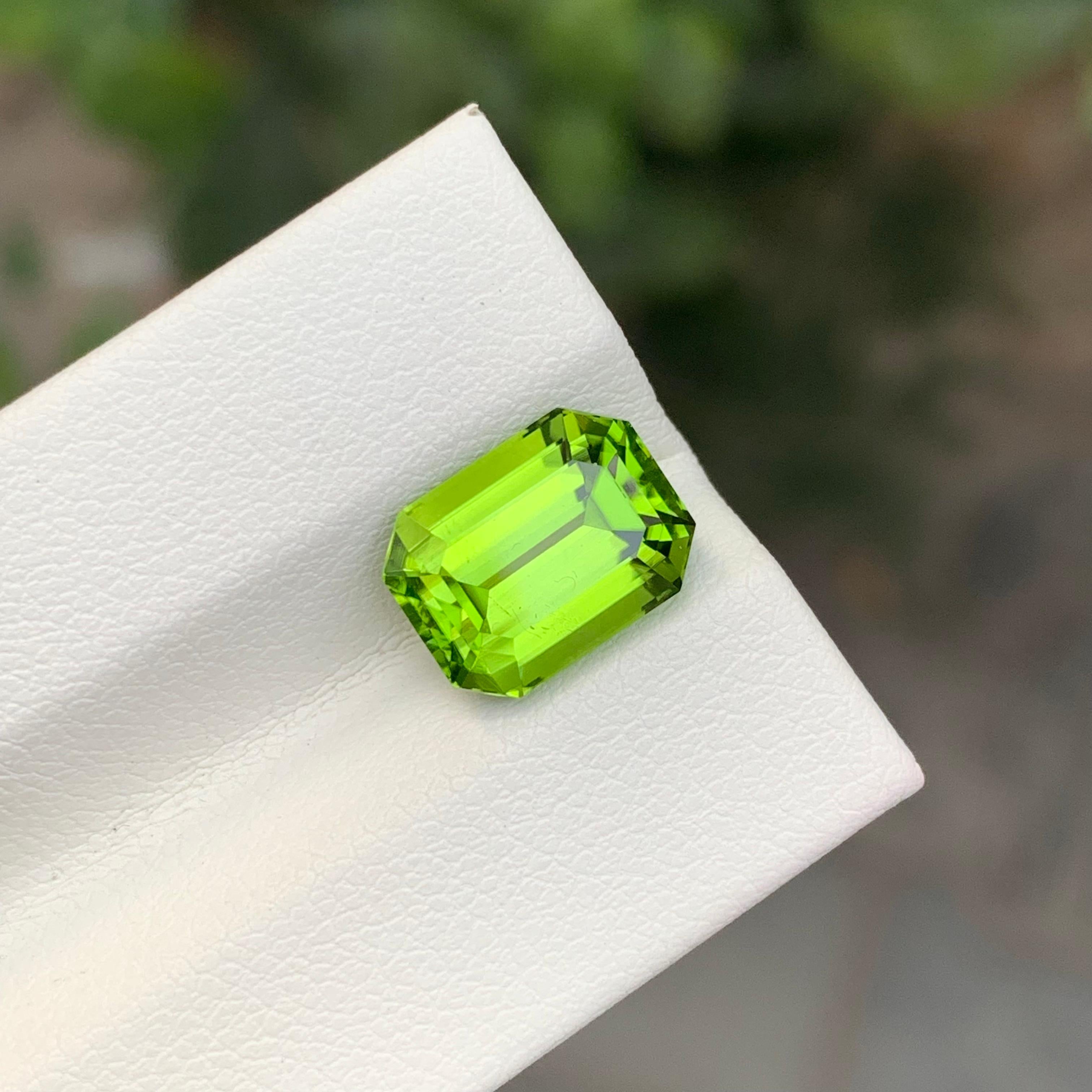Loser Peridot

Gewicht: 4,50 Karat
Abmessung: 10.3 x 7.9 x 6.1 Mm
Herkunft: Pakistan
Die Form: Smaragd 
Schliff : Smaragd 
Farbe: Kelly Grün
Behandlung: Nicht

Der pakistanische Peridot ist eine atemberaubende Varietät des grünen Edelsteins Peridot,