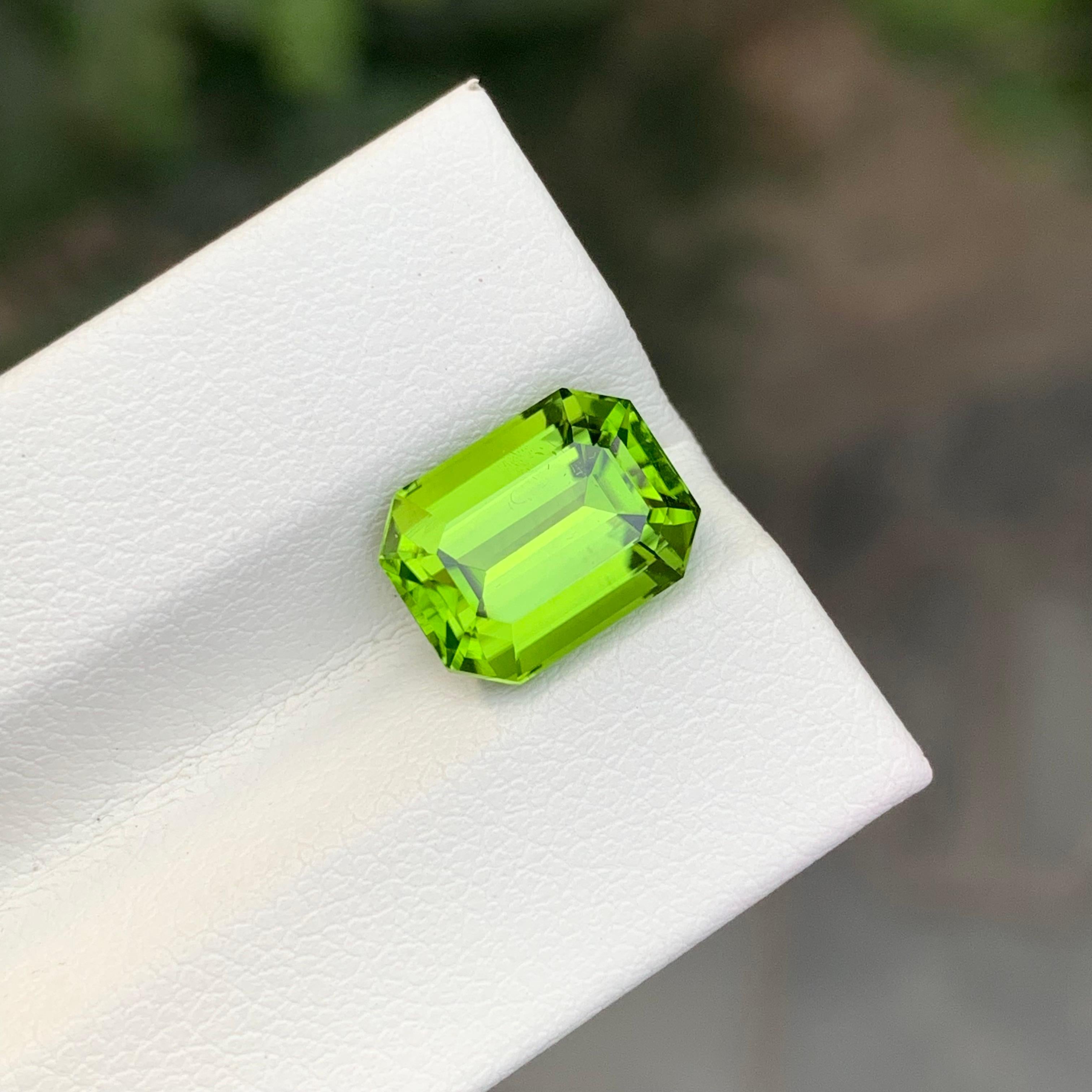 4,50 Karat Natürlicher Loser Kelly Grüner Peridot Smaragd Form Edelstein (Smaragdschliff) im Angebot