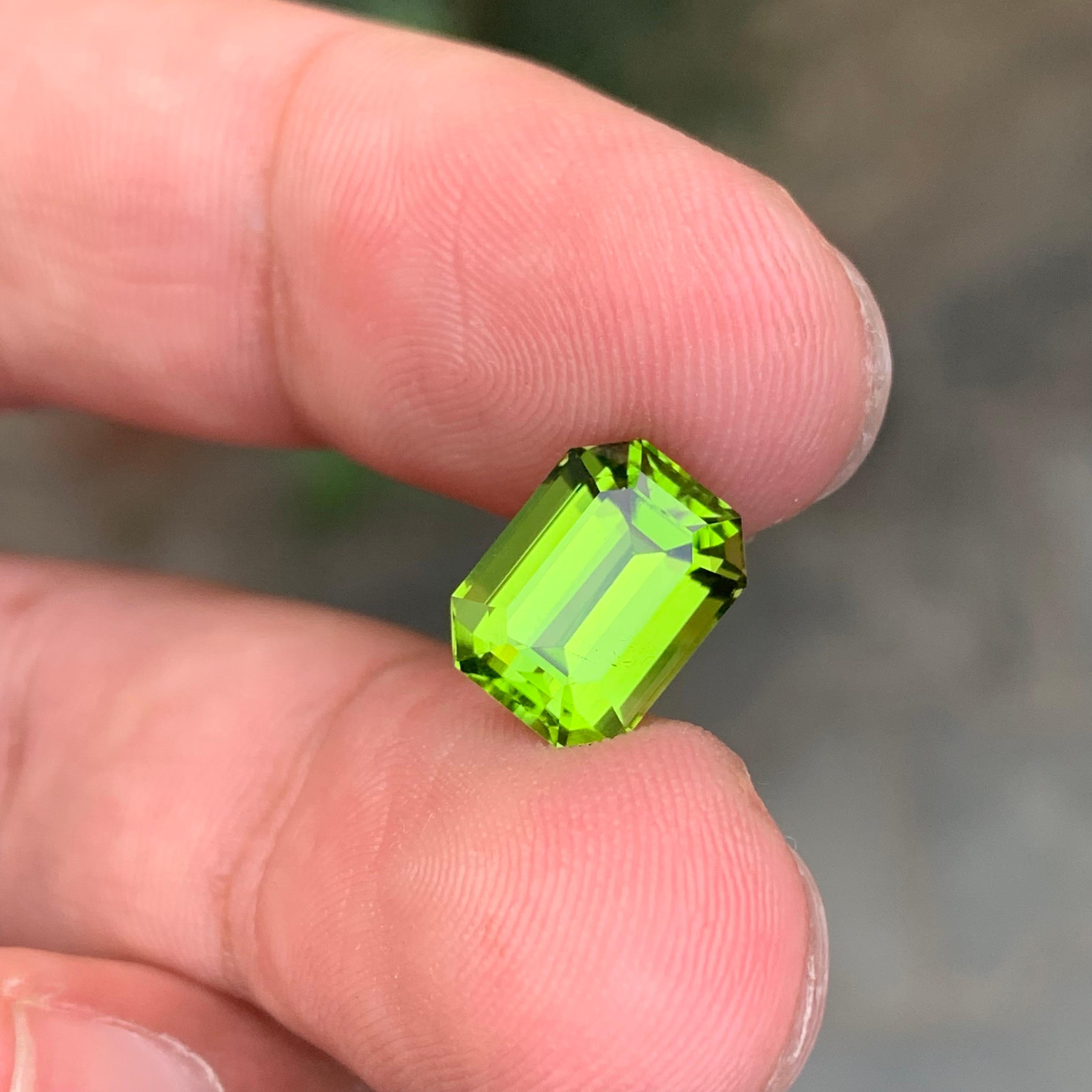 4,50 Karat Natürlicher Loser Kelly Grüner Peridot Smaragd Form Edelstein im Zustand „Neu“ im Angebot in Peshawar, PK