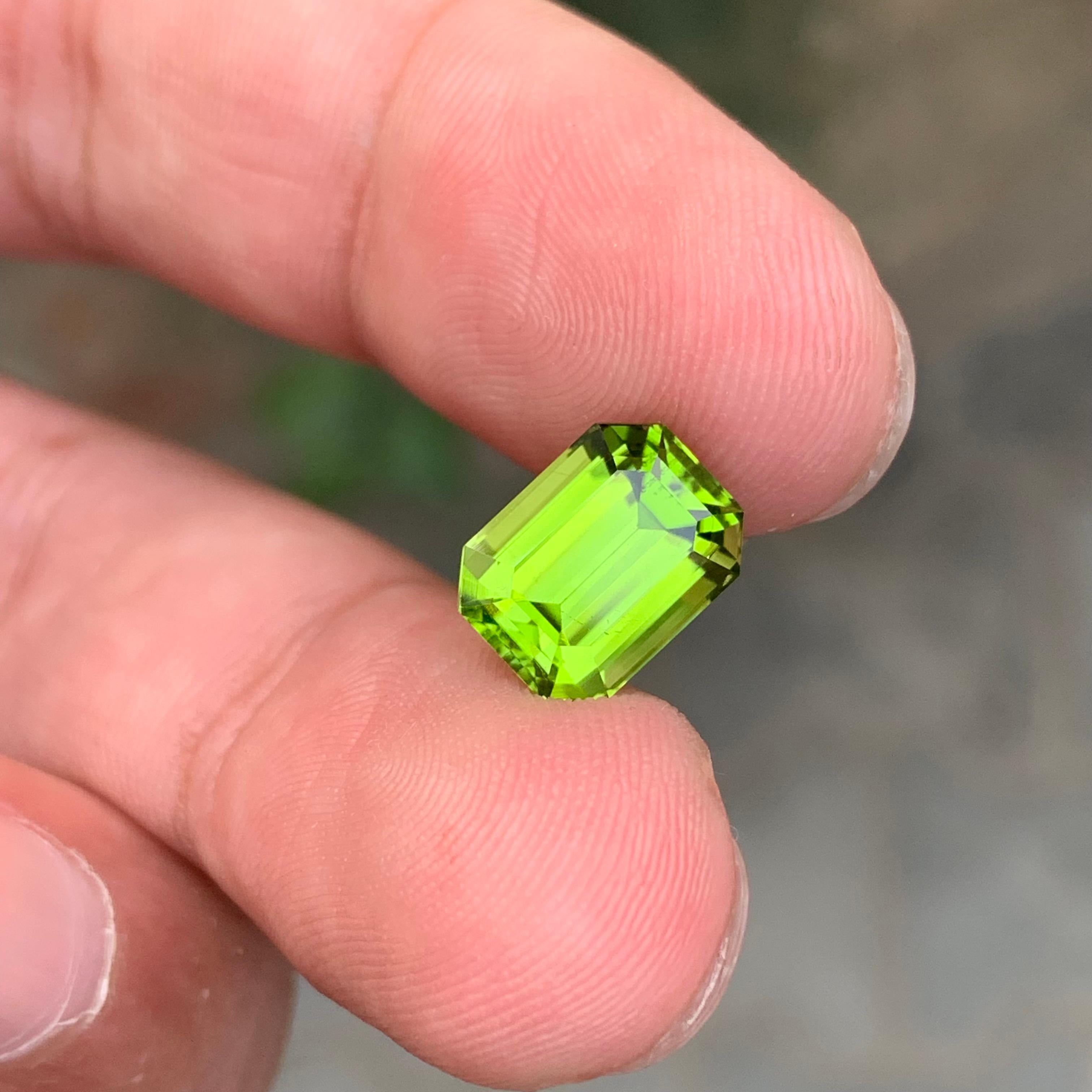 4,50 Karat Natürlicher Loser Kelly Grüner Peridot Smaragd Form Edelstein für Damen oder Herren im Angebot
