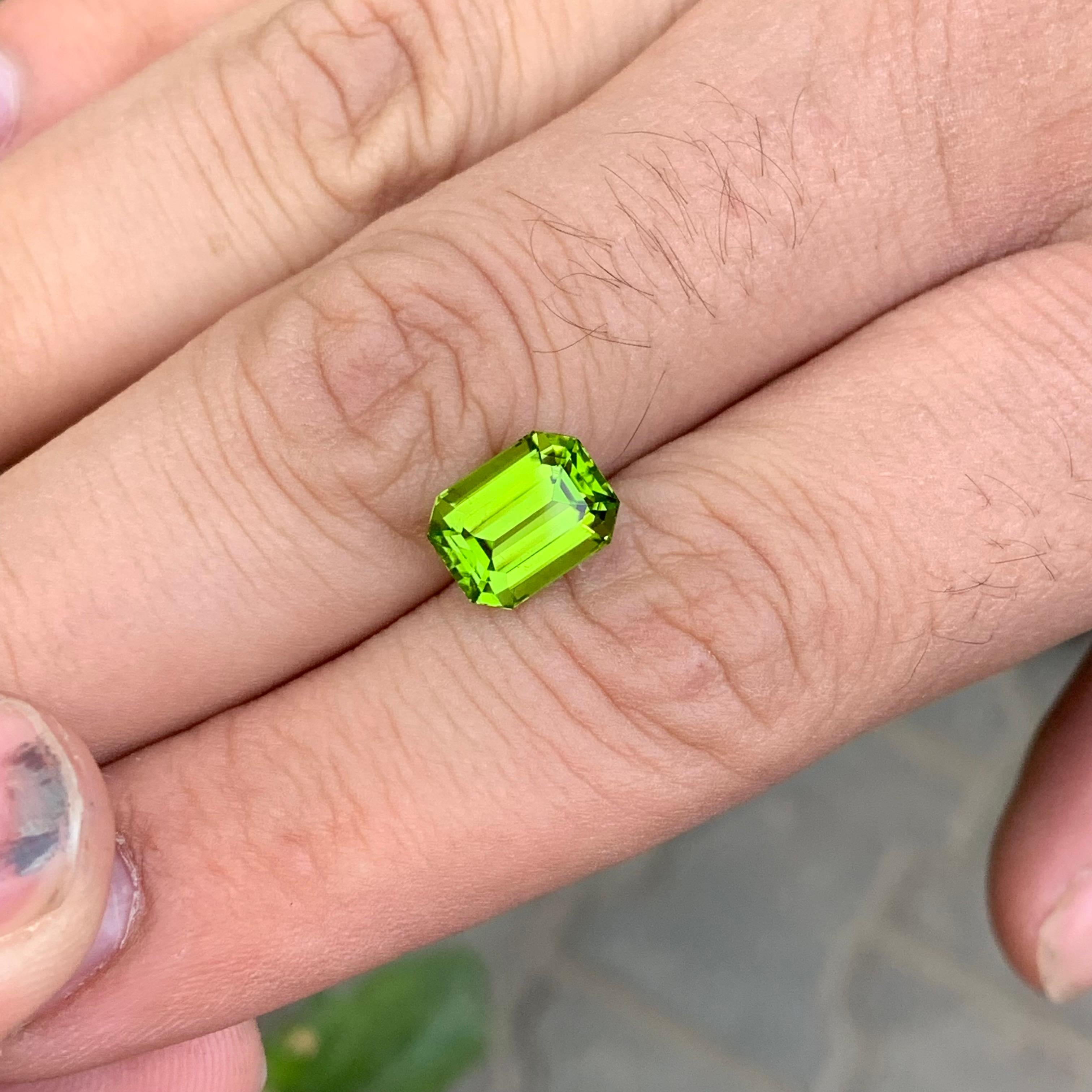 4,50 Karat Natürlicher Loser Kelly Grüner Peridot Smaragd Form Edelstein im Angebot 1