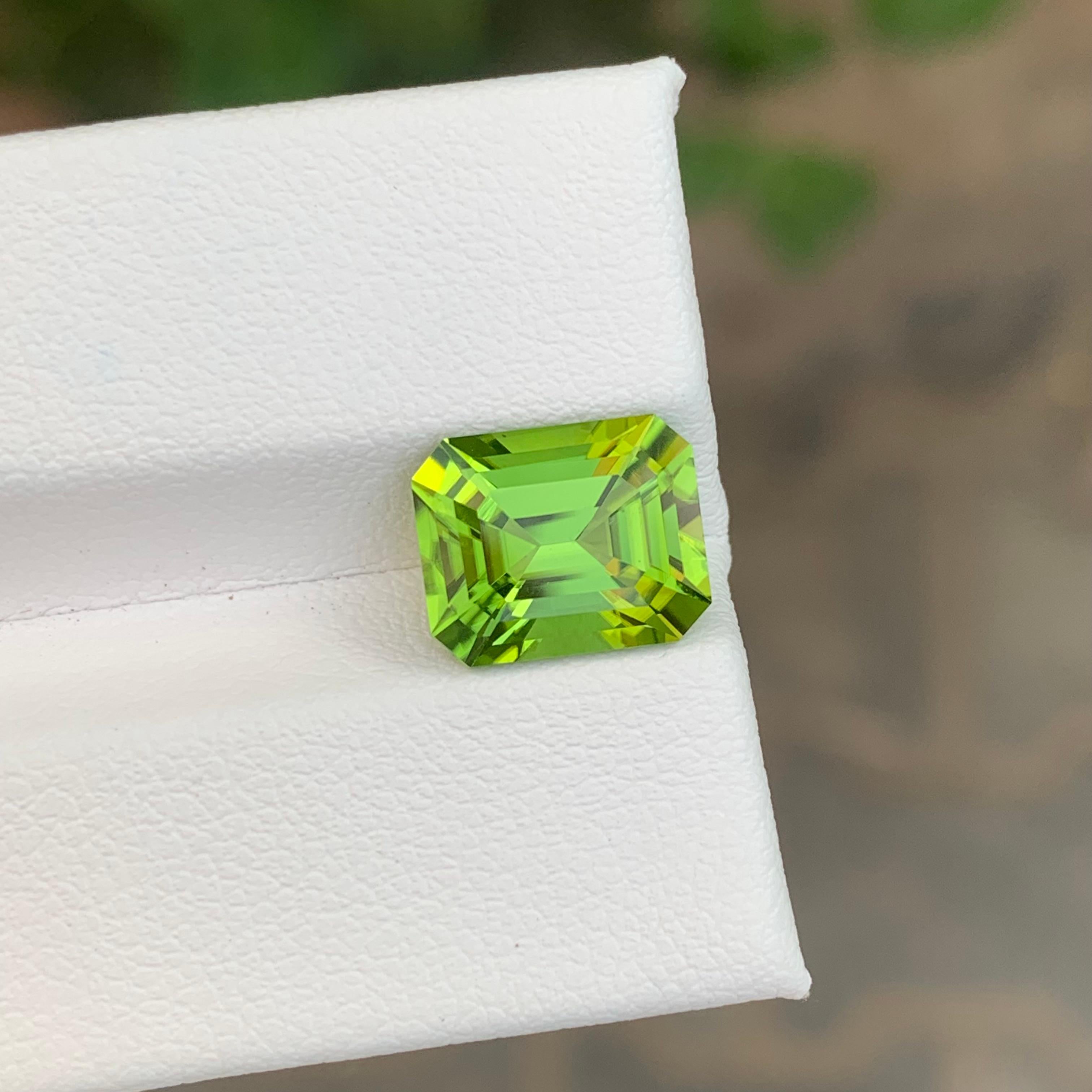 4.50 Carat Natural Loose Peridot Emerald Shape Gemstone in vendita 4