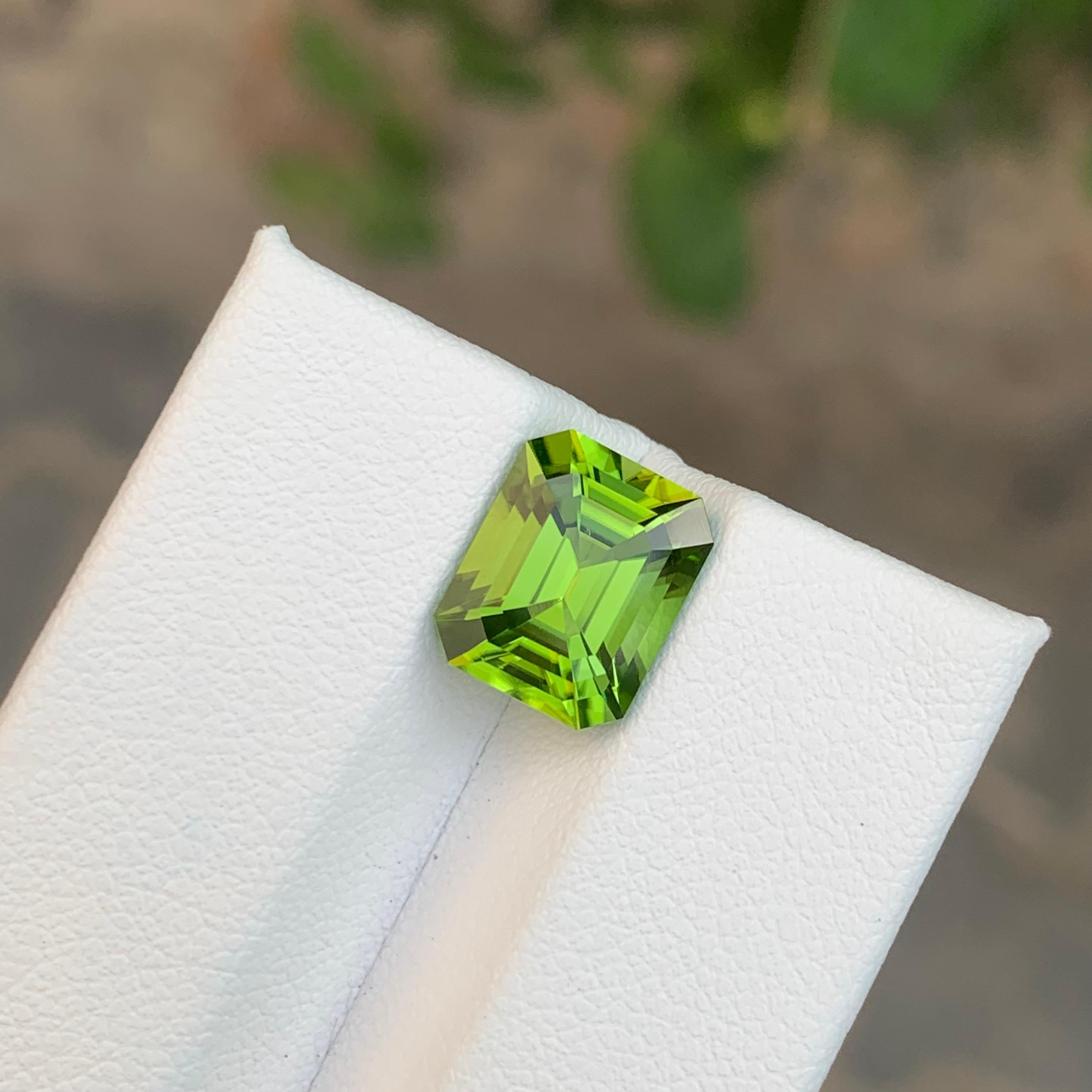 Arts and Crafts 4.50 Carat Natural Loose Peridot Emerald Shape Gemstone in vendita