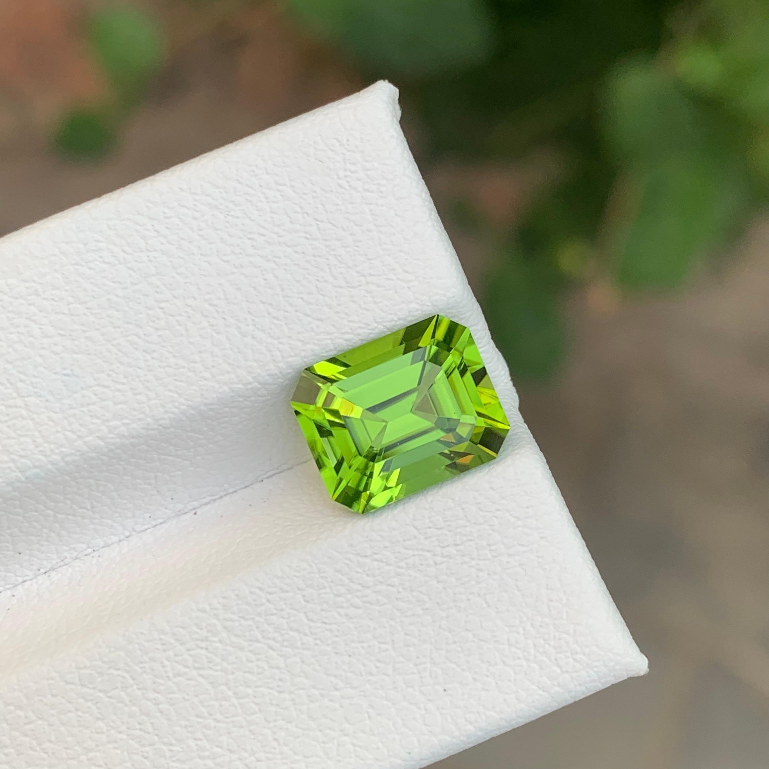 Taglio smeraldo 4.50 Carat Natural Loose Peridot Emerald Shape Gemstone in vendita