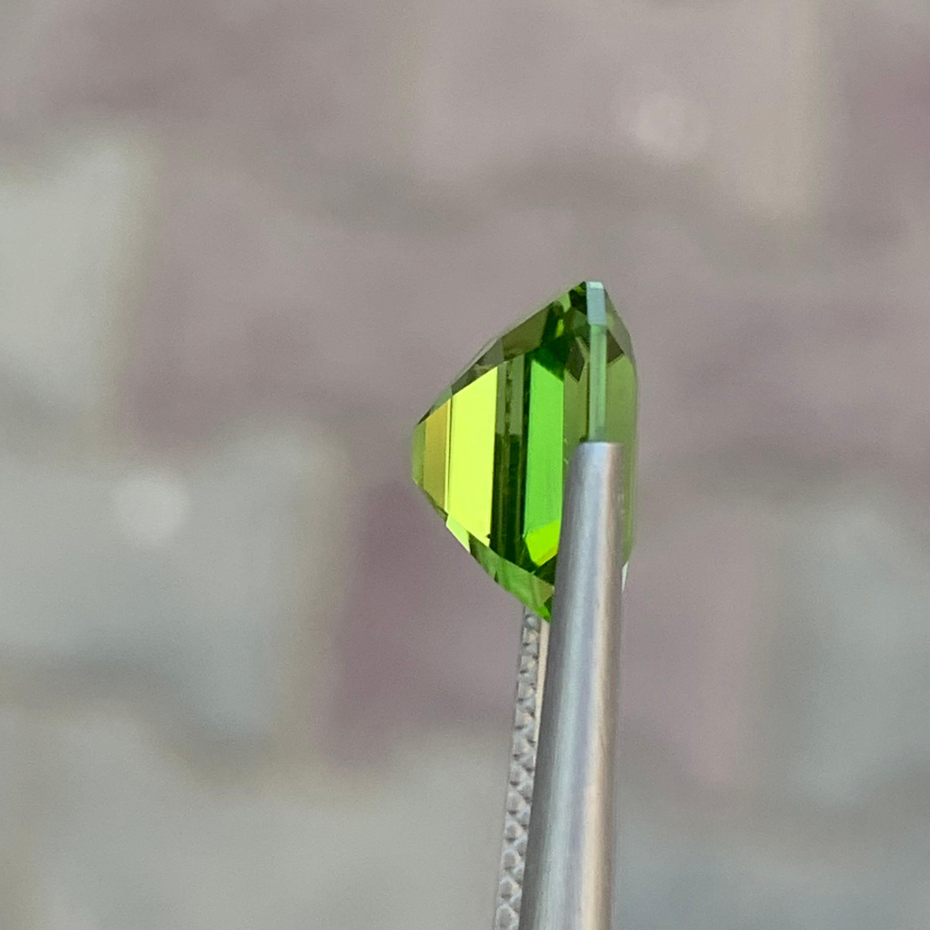 4.50 Carat Natural Loose Peridot Emerald Shape Gemstone In condizioni Nuovo in vendita a Peshawar, PK