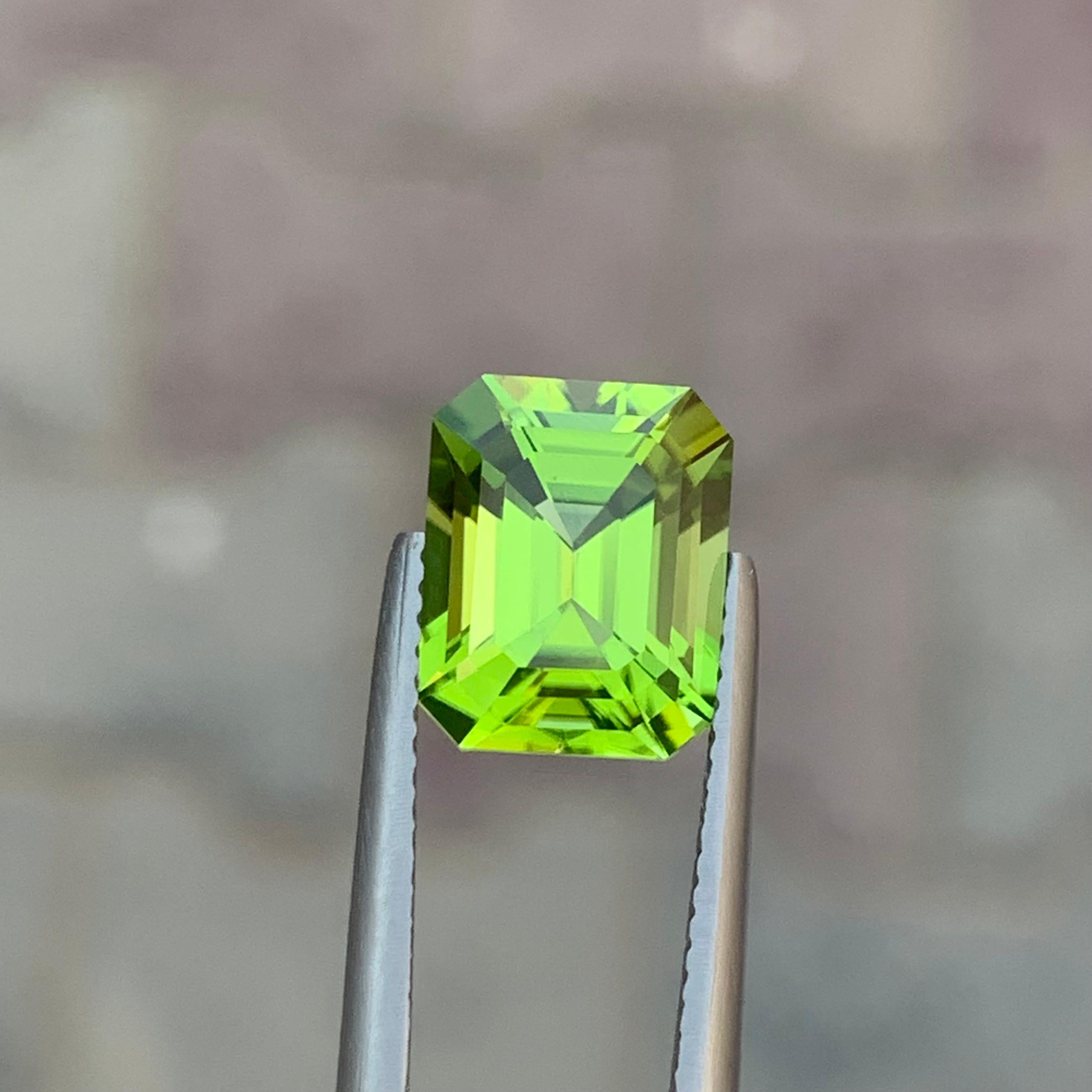 da uomo o donna 4.50 Carat Natural Loose Peridot Emerald Shape Gemstone in vendita