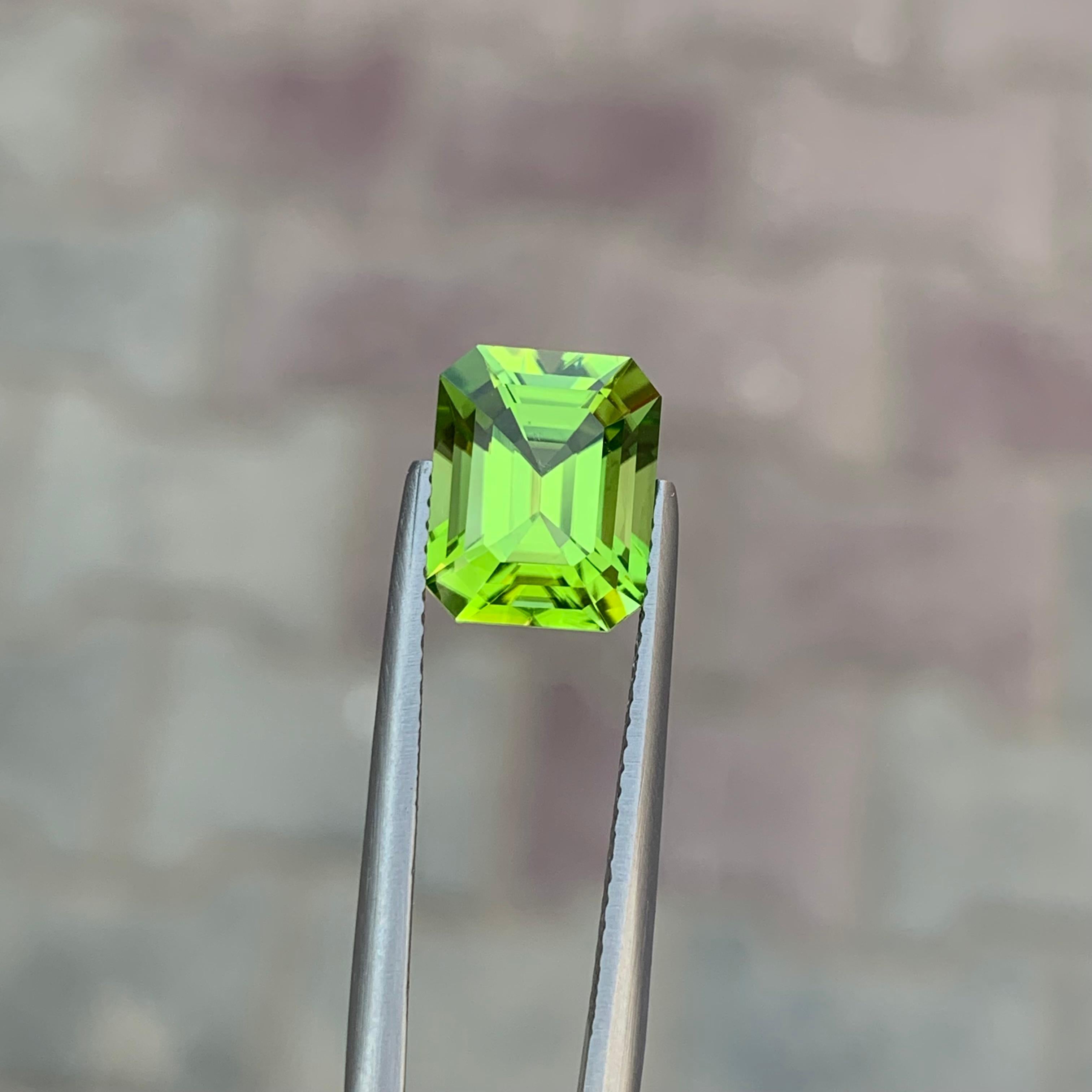 4.50 Carat Natural Loose Peridot Emerald Shape Gemstone in vendita 1