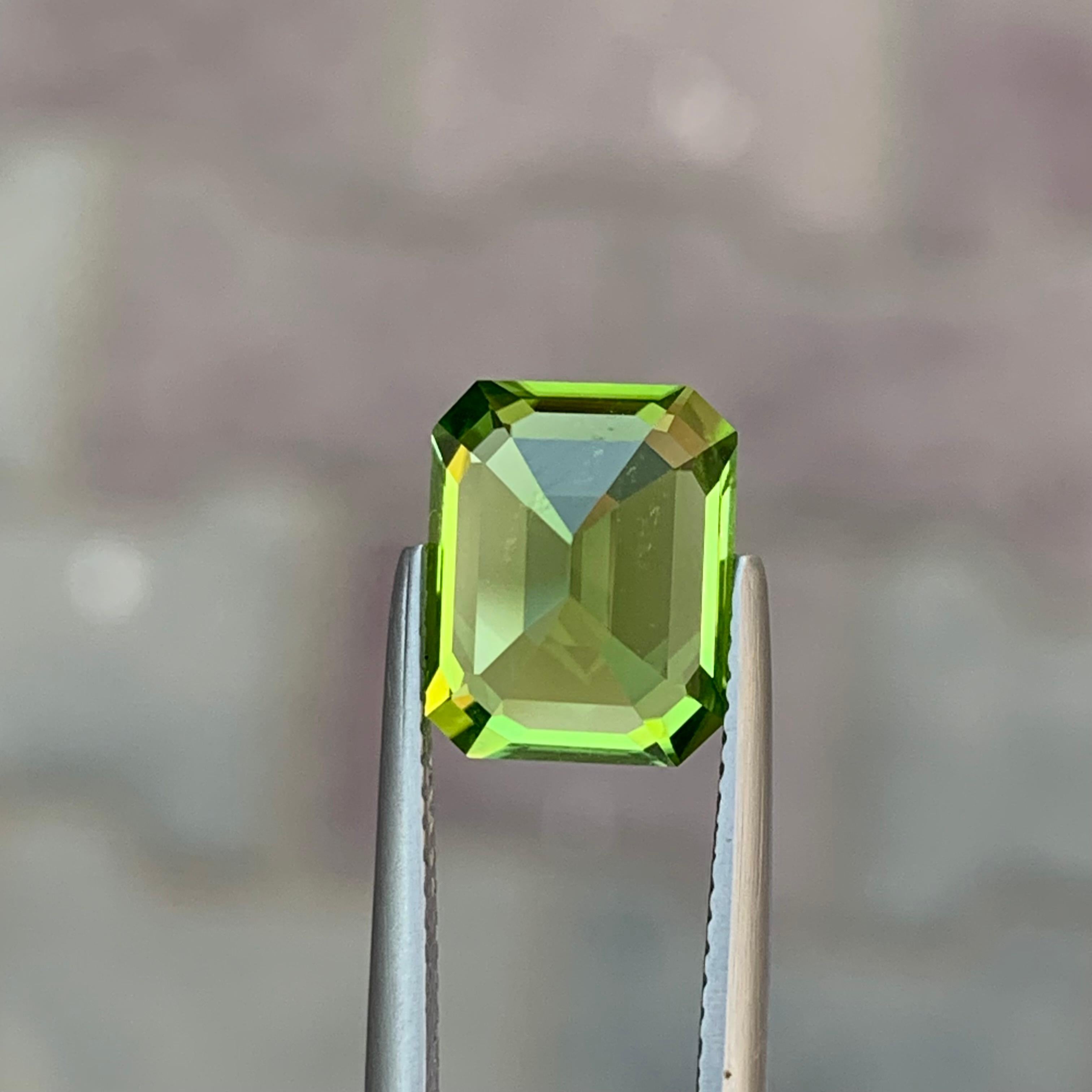4.50 Carat Natural Loose Peridot Emerald Shape Gemstone in vendita 2