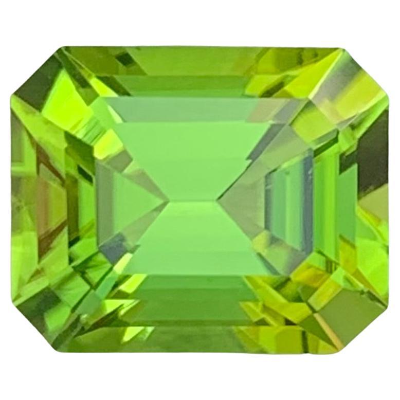 4.50 Carat Natural Loose Peridot Emerald Shape Gemstone in vendita