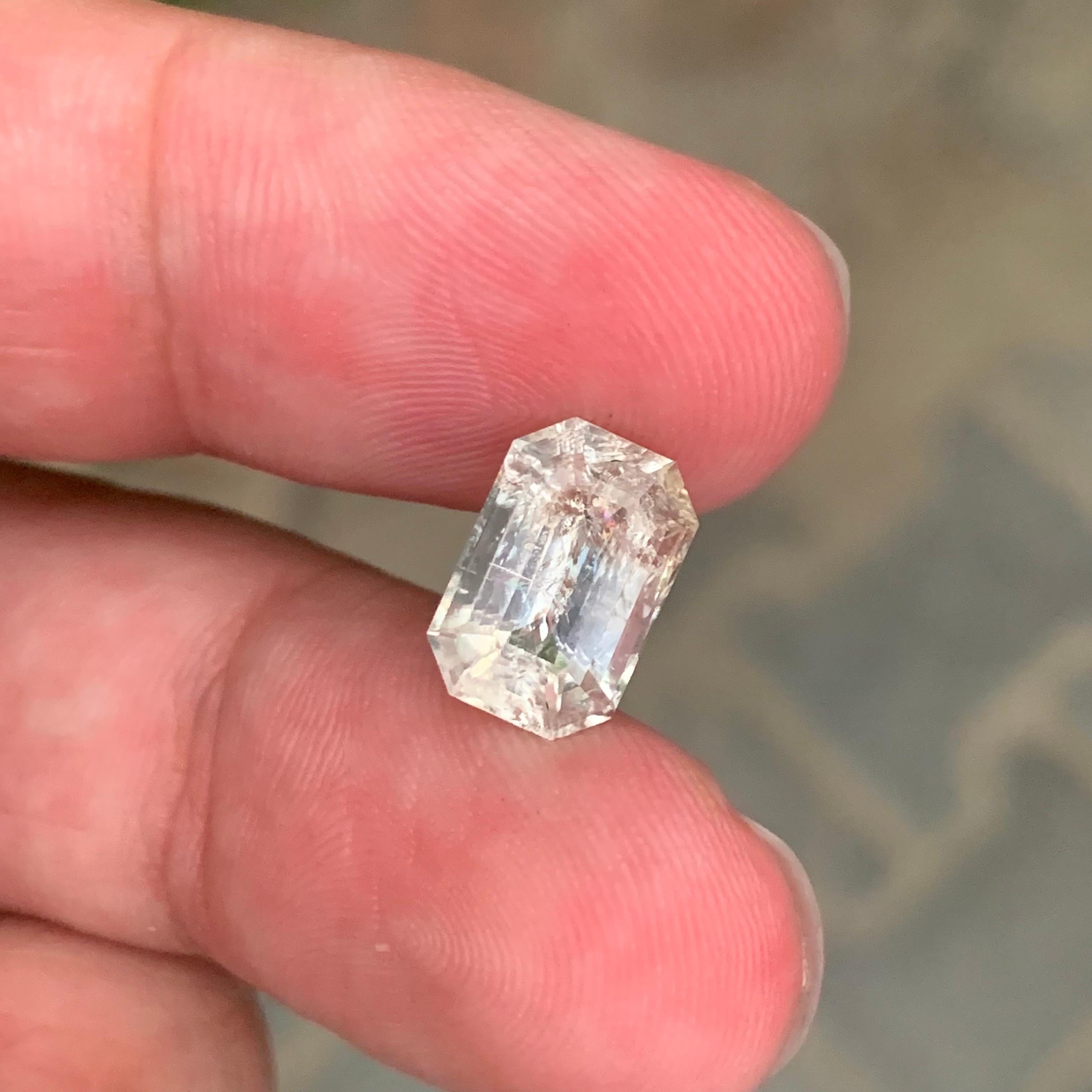 4.50 Carat Natural Loose Scapolite Emerald Shape Gemstone In New Condition For Sale In Peshawar, PK