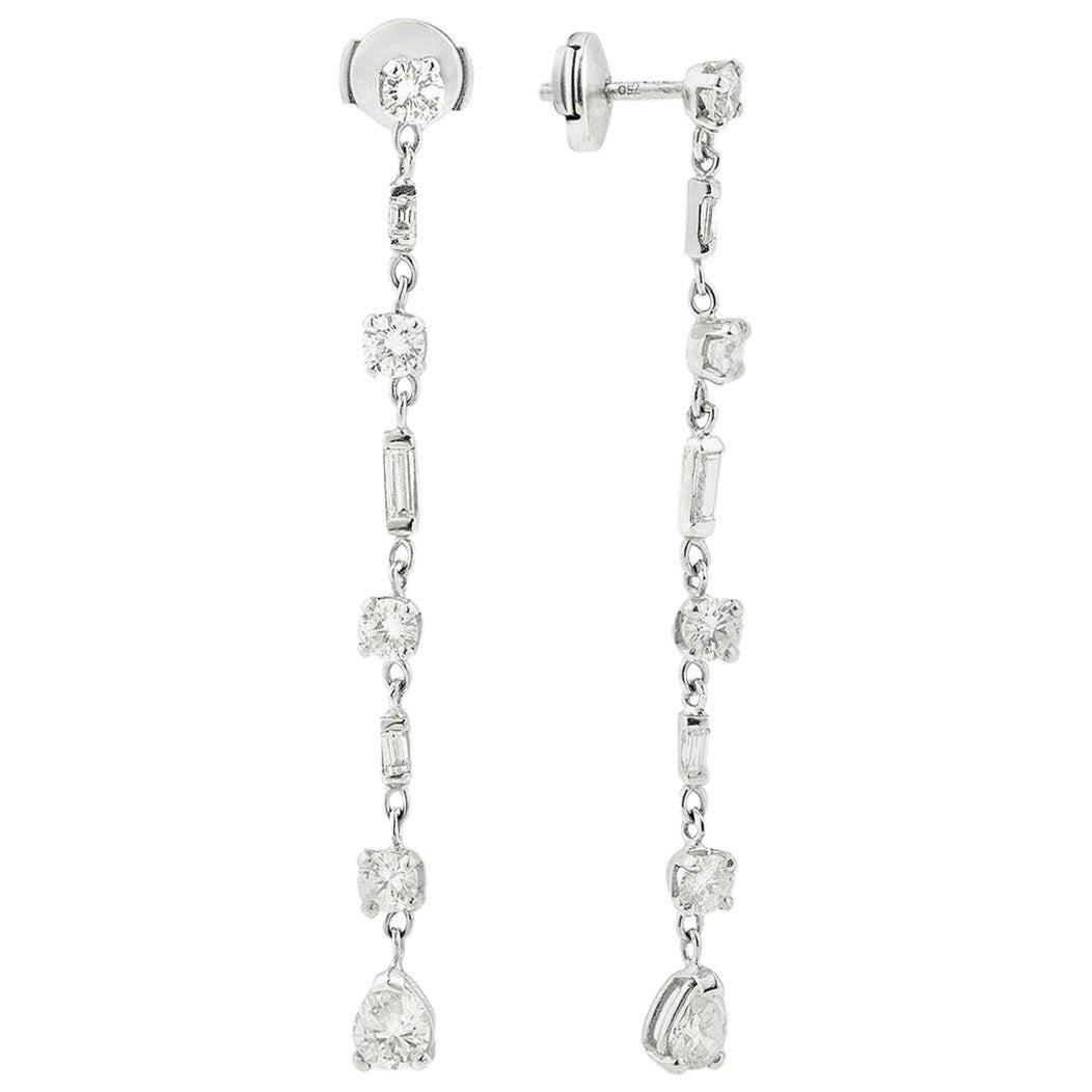 Boucles d
oreilles en or blanc 18 carats avec diamants taille poire, ronde et baguette de 4,50 carats en vente