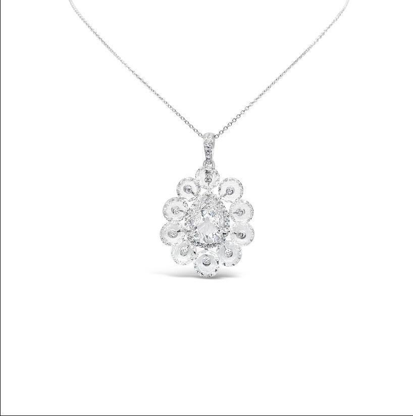 Le pendentif en diamant en forme de poire est un bijou époustouflant qui constitue un véritable trésor. Ce pendentif exquis est orné d'un magnifique diamant poire de 2,40 carats certifié H VS2 qui brille d'un éclat inégalé. Autour d'elle se trouvent