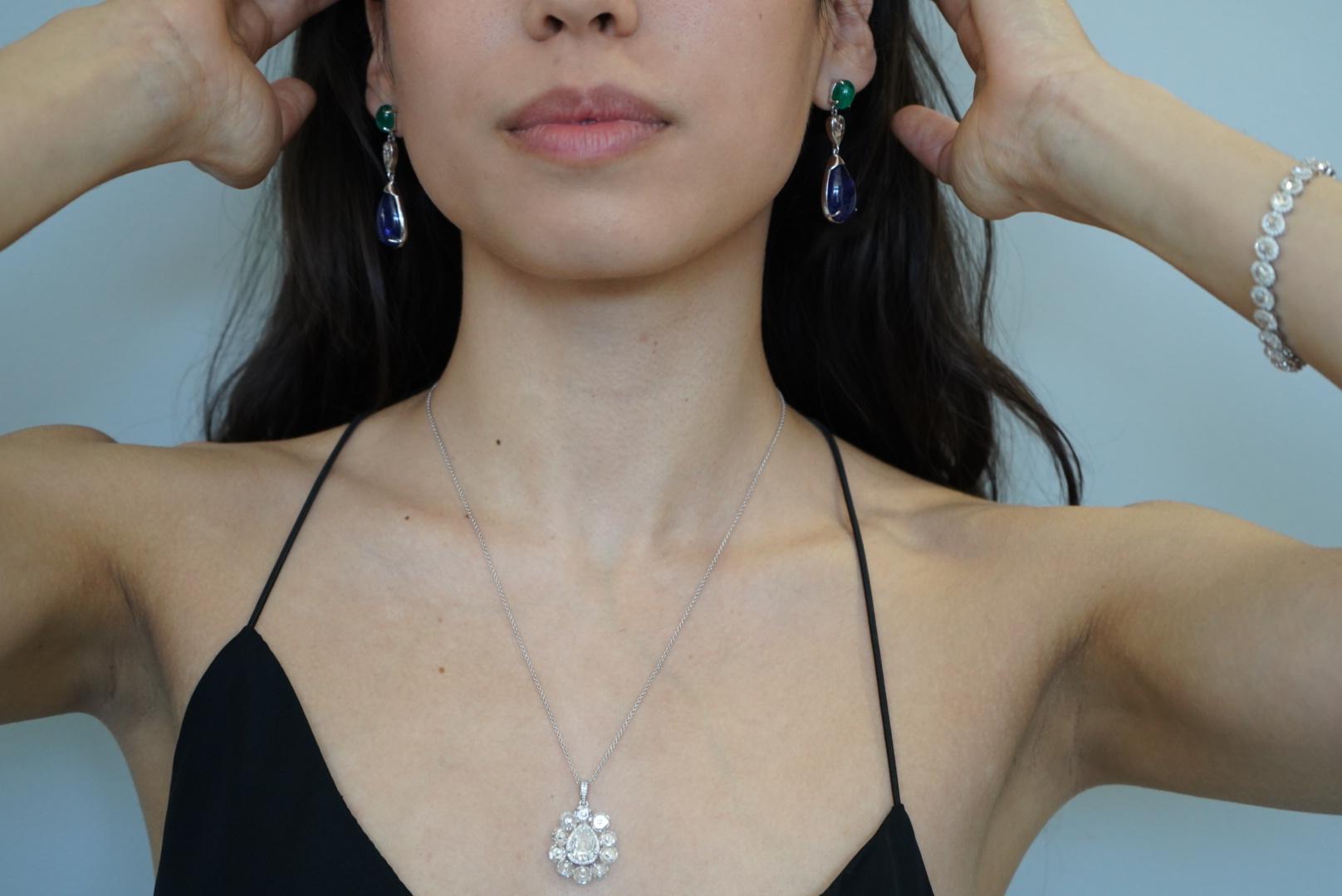 4.50 Carat Rose Cut and 2.40 Carat Pear Shaped Diamond 18K Gold Pendant In New Condition For Sale In New York, NY