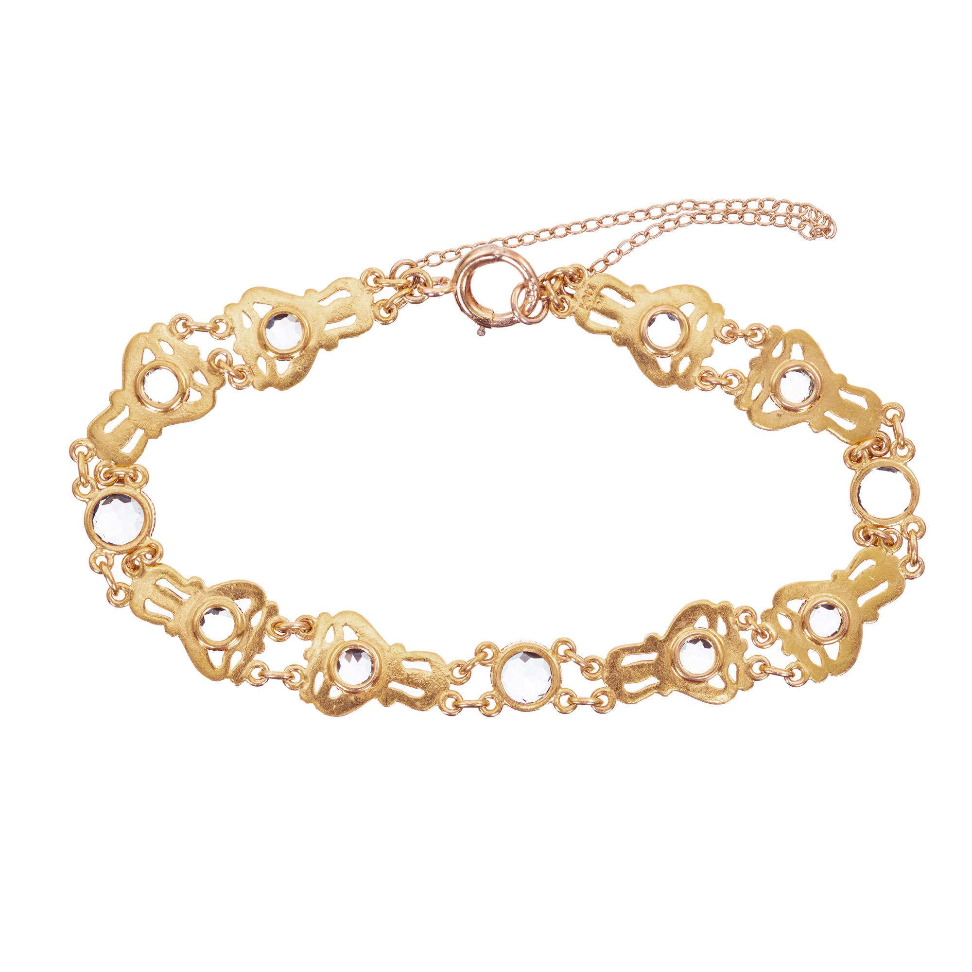 Entrez dans l'élégance du début des années 1900 avec cet exquis bracelet Art nouveau, orné de 11 zircons bleus ronds non traités, sertis dans de l'or jaune 14k. Le bleu envoûtant de chaque zircon capte la lumière à chaque mouvement, rappelant le