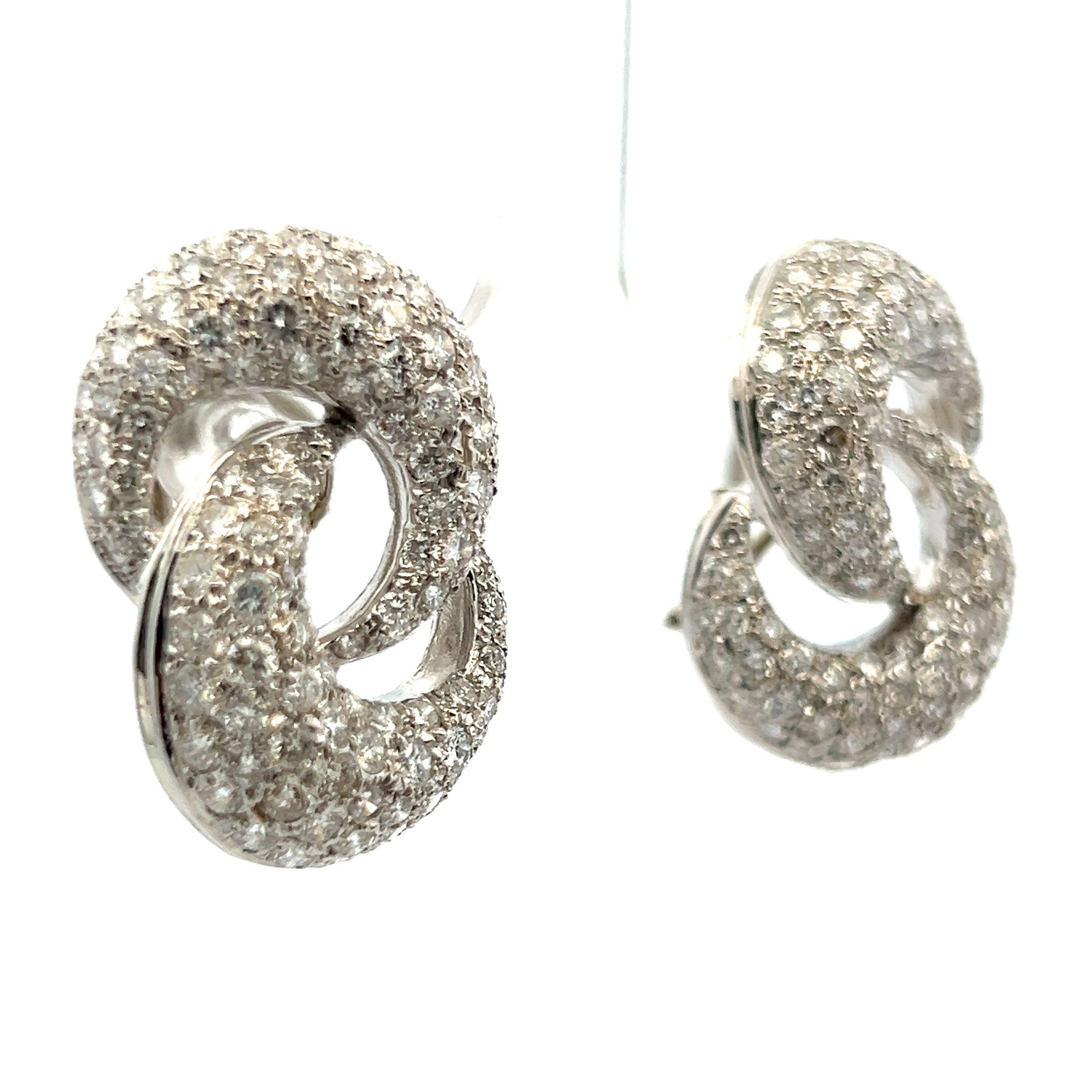Titel:
4,50 Karat Runder Brillant F VS1 Diamant 18 Karat Weißgold Clip On Ohrringe
Stil:
Anklipsen
Metall:
18 Karat Weißgold
Edelstein 1:
4,5 Karat Diamant
Anzahl von Steinen:
224
Farbe:
F
Klarheit:
VS1
Die Form:
Rund
