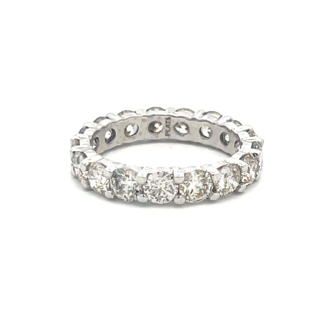 Bague d'éternité en platine avec diamants ronds brillants de 4,50 carats I SI en vente 2