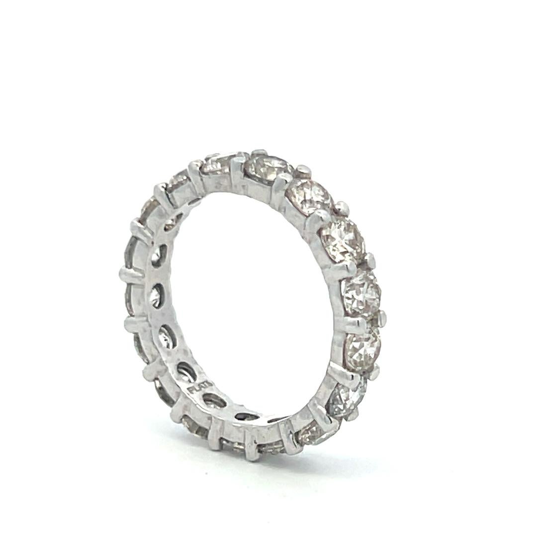Bague d'éternité en platine avec diamants ronds brillants de 4,50 carats I SI en vente 3