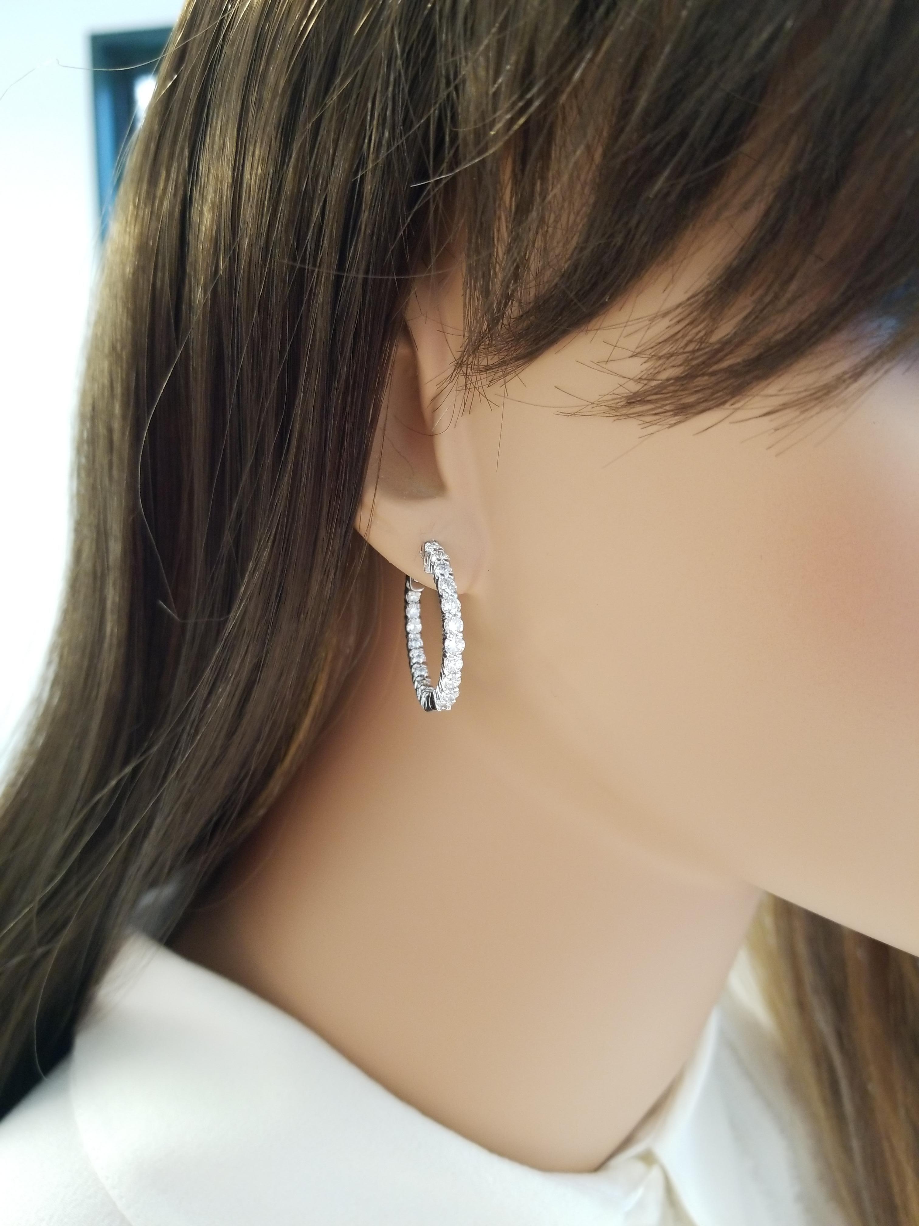 Niente è più lussuoso di un incredibile paio di orecchini a cerchio con diamanti. Questi splendidi orecchini a cerchio in oro bianco 14 carati da 4,50 carati con diamante inside out presentano un totale di 40 diamanti rotondi taglio brillante