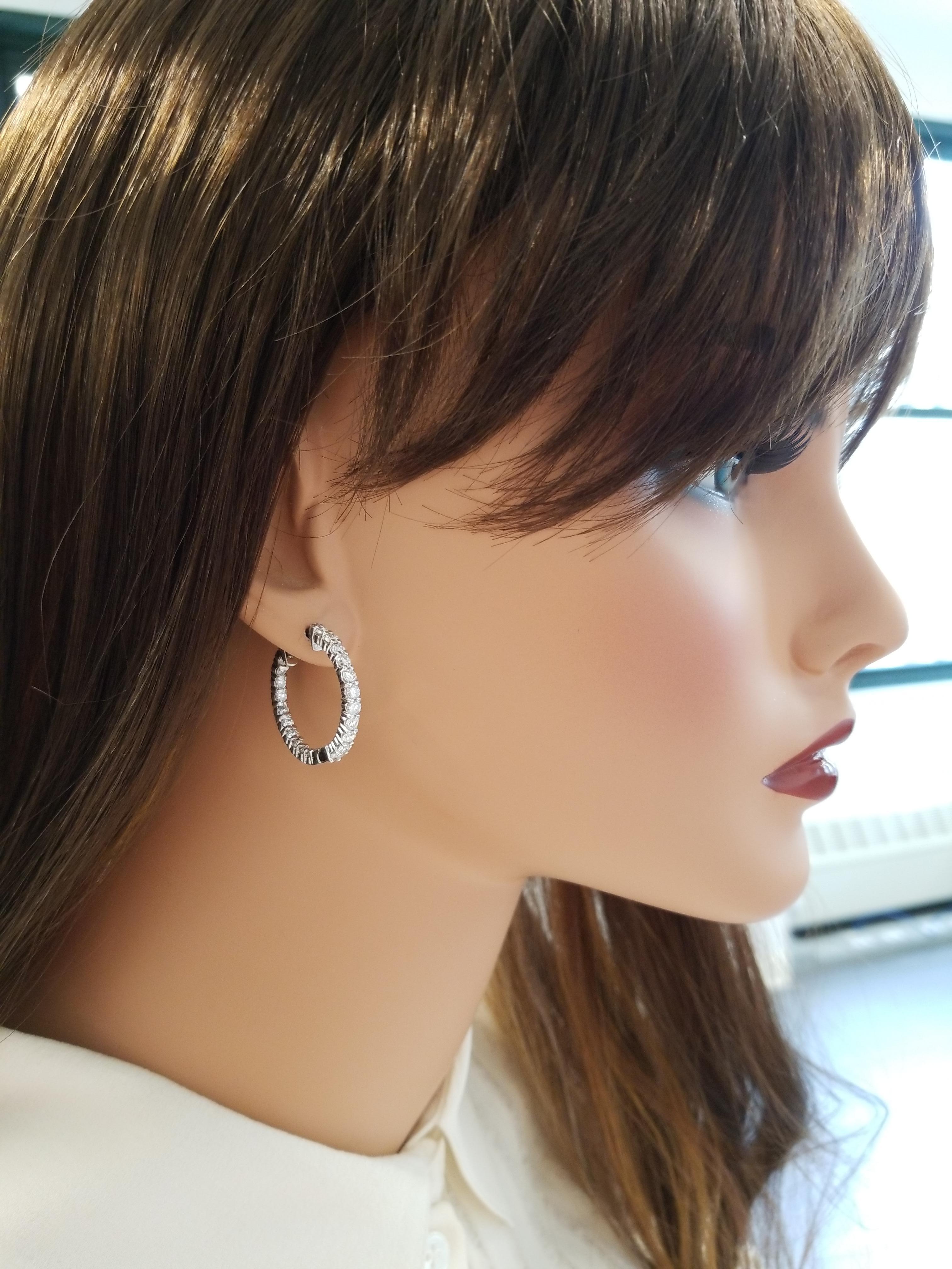 Contemporaneo Orecchini a cerchio In & Out con diamante rotondo da 4,50 carati in oro bianco 14 carati in vendita