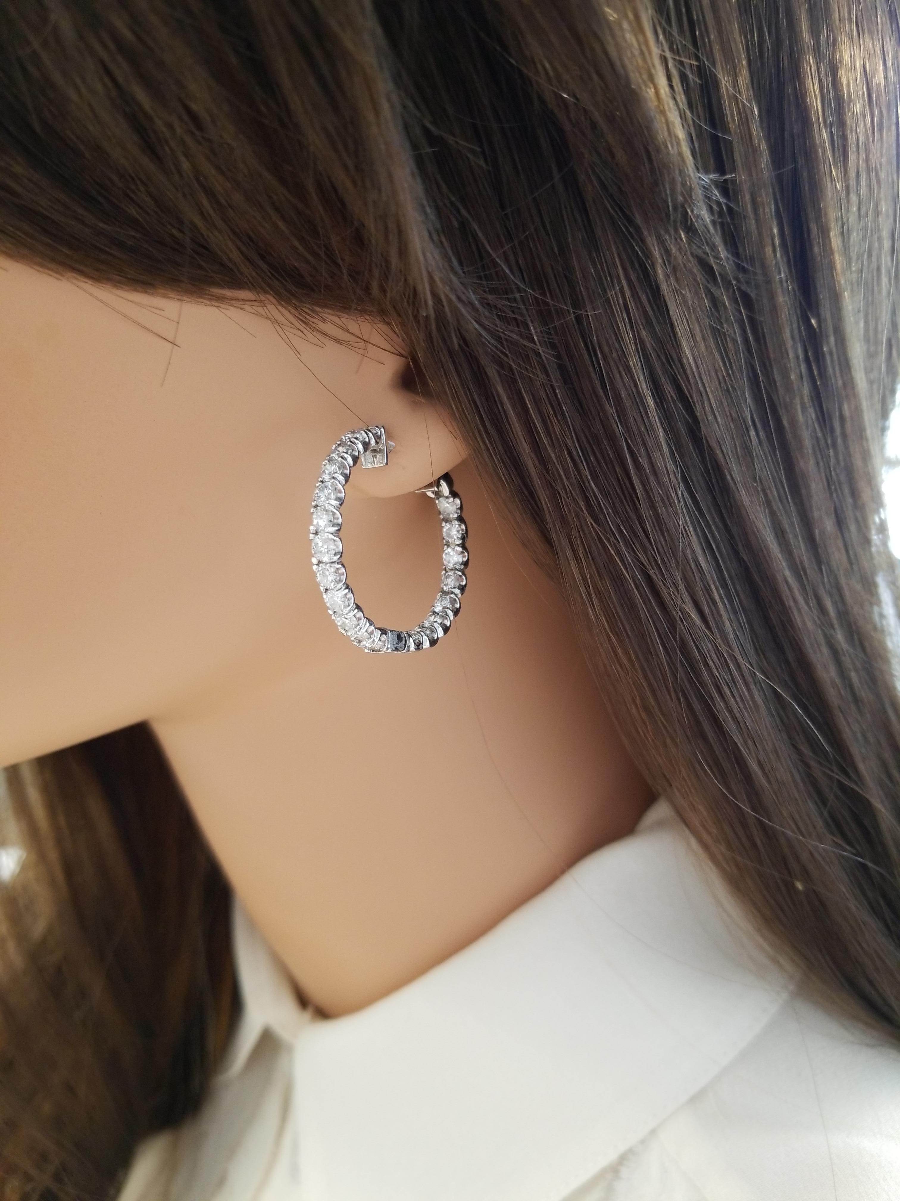 Taglio rotondo Orecchini a cerchio In & Out con diamante rotondo da 4,50 carati in oro bianco 14 carati in vendita