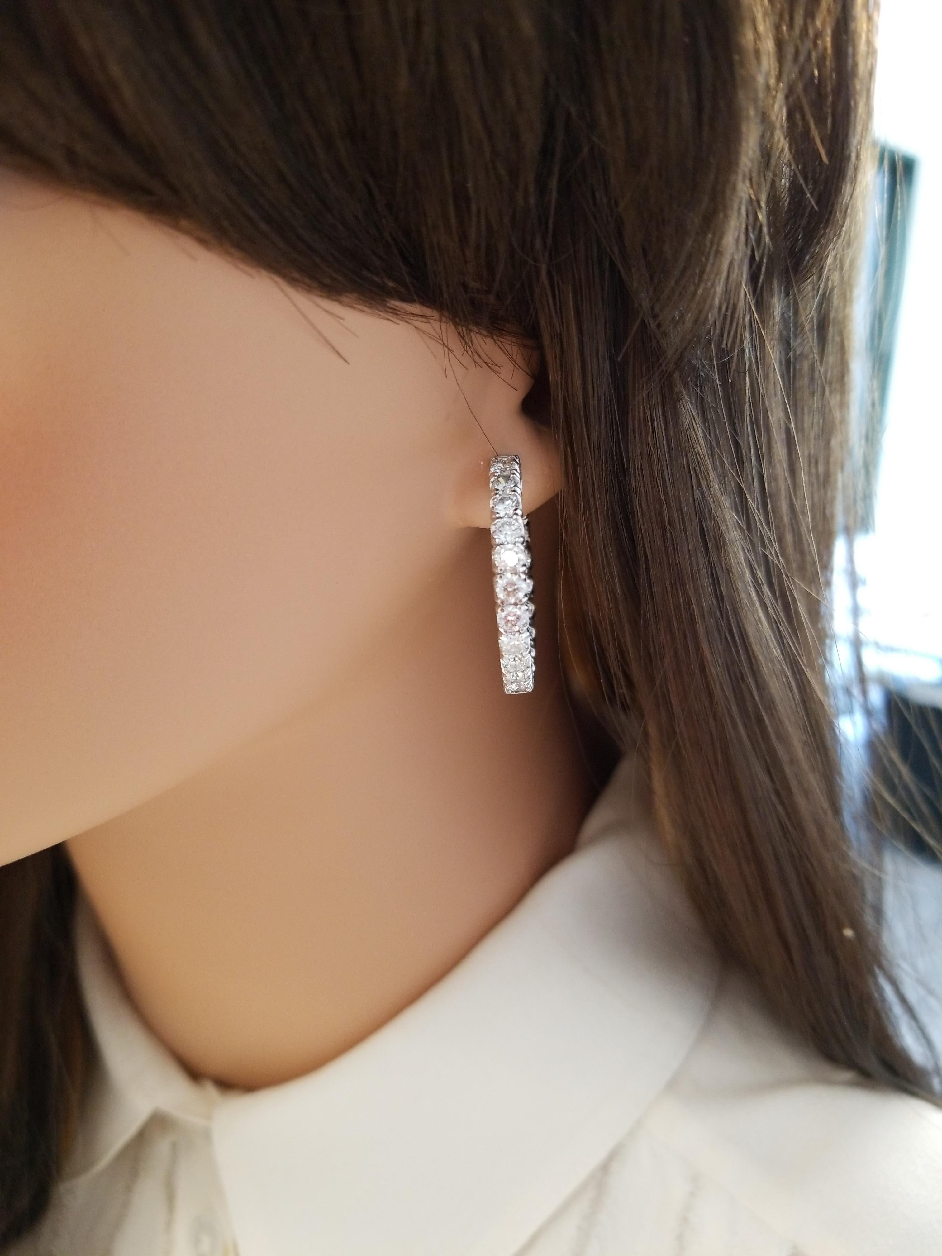 Orecchini a cerchio In & Out con diamante rotondo da 4,50 carati in oro bianco 14 carati In condizioni Nuovo in vendita a Chicago, IL