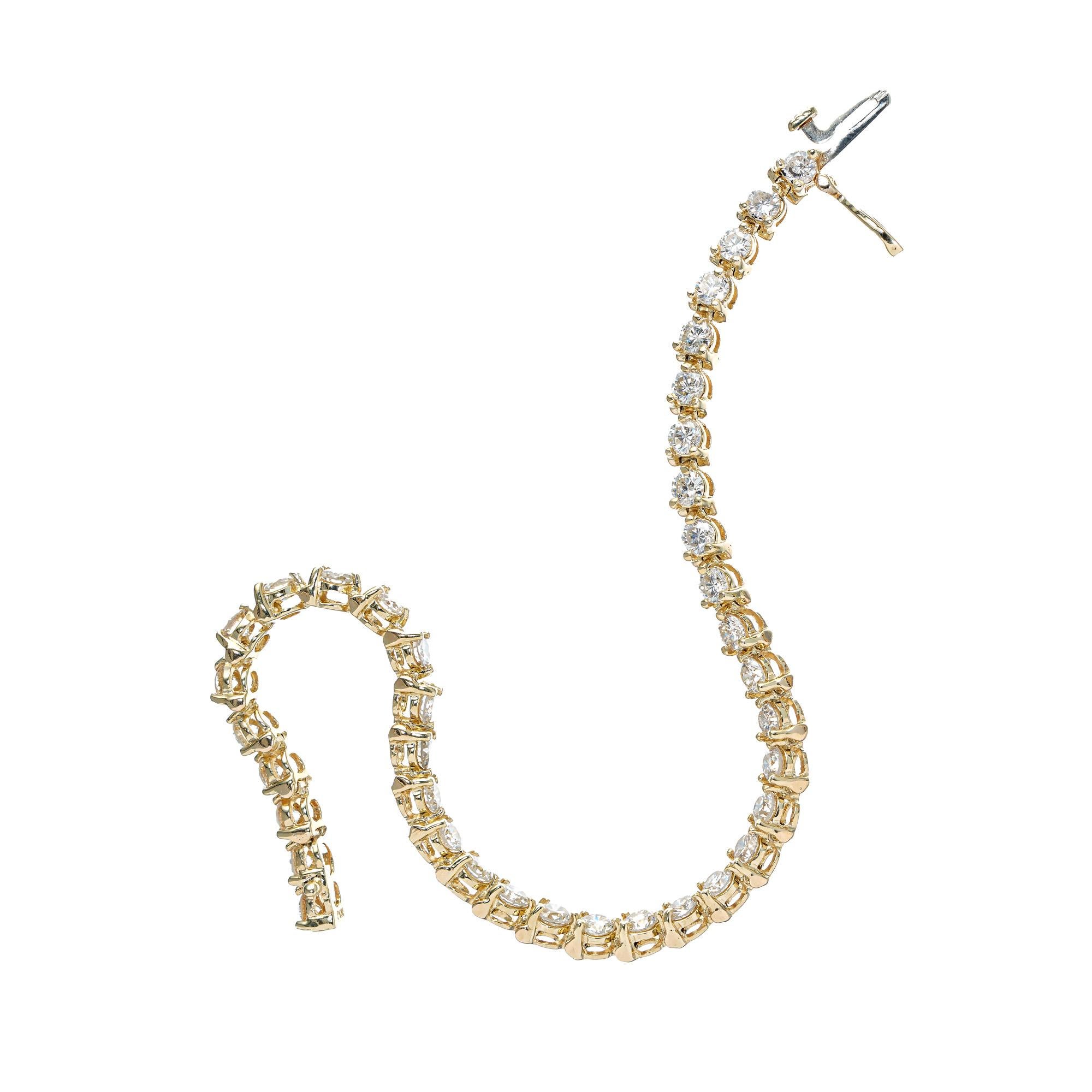 Bracciale tennis con diamanti. 38 diamanti rotondi taglio brillante con grande brillantezza per un totale di 4,50 carati incastonati in oro giallo 14k. Lunghezza 6,75 pollici.  

38 diamanti rotondi taglio brillante, I-J VS SI circa 4,50cts
oro