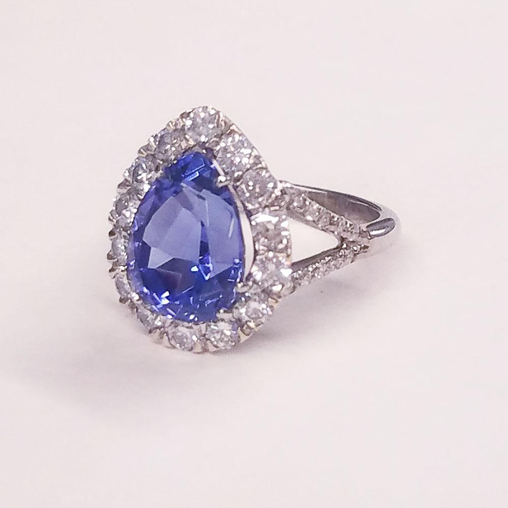 Contemporary 4.50 Carat Total Pear Shaped Tanzanite and Diamond Cocktail Ring in 18K Gold