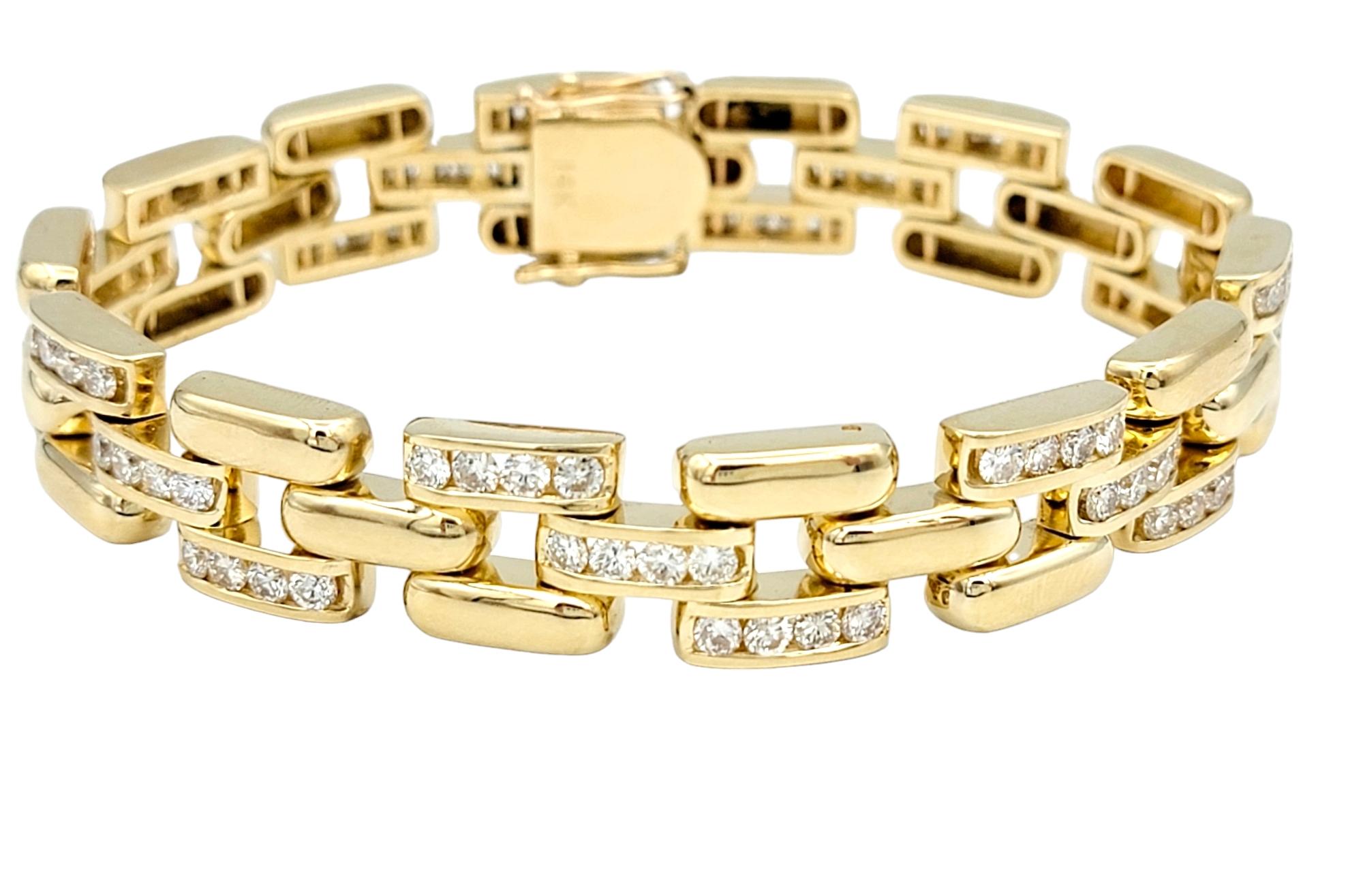 Lassen Sie sich von der zeitlosen Anziehungskraft des goldenen Panther-Gliederarmbands verzaubern, einer meisterhaften Kreation im prächtigen Glanz von 14 Karat Gelbgold. Dieses Armband strahlt mit seinem unverwechselbaren Panther-Glieder-Design