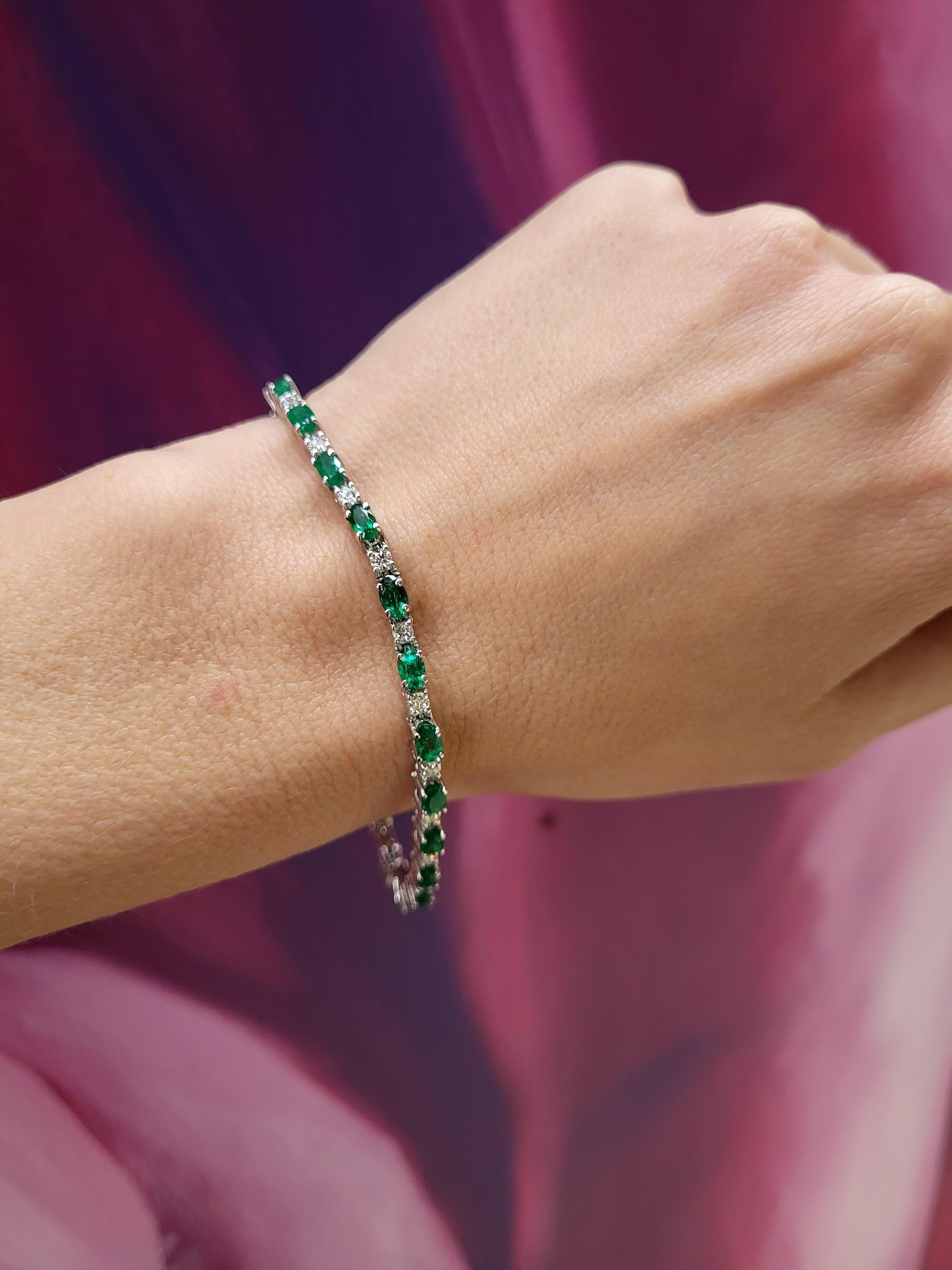 4.50 Carat Total Weight Oval Shaped Emerald & Round Diamond Bracelet For Sale 8