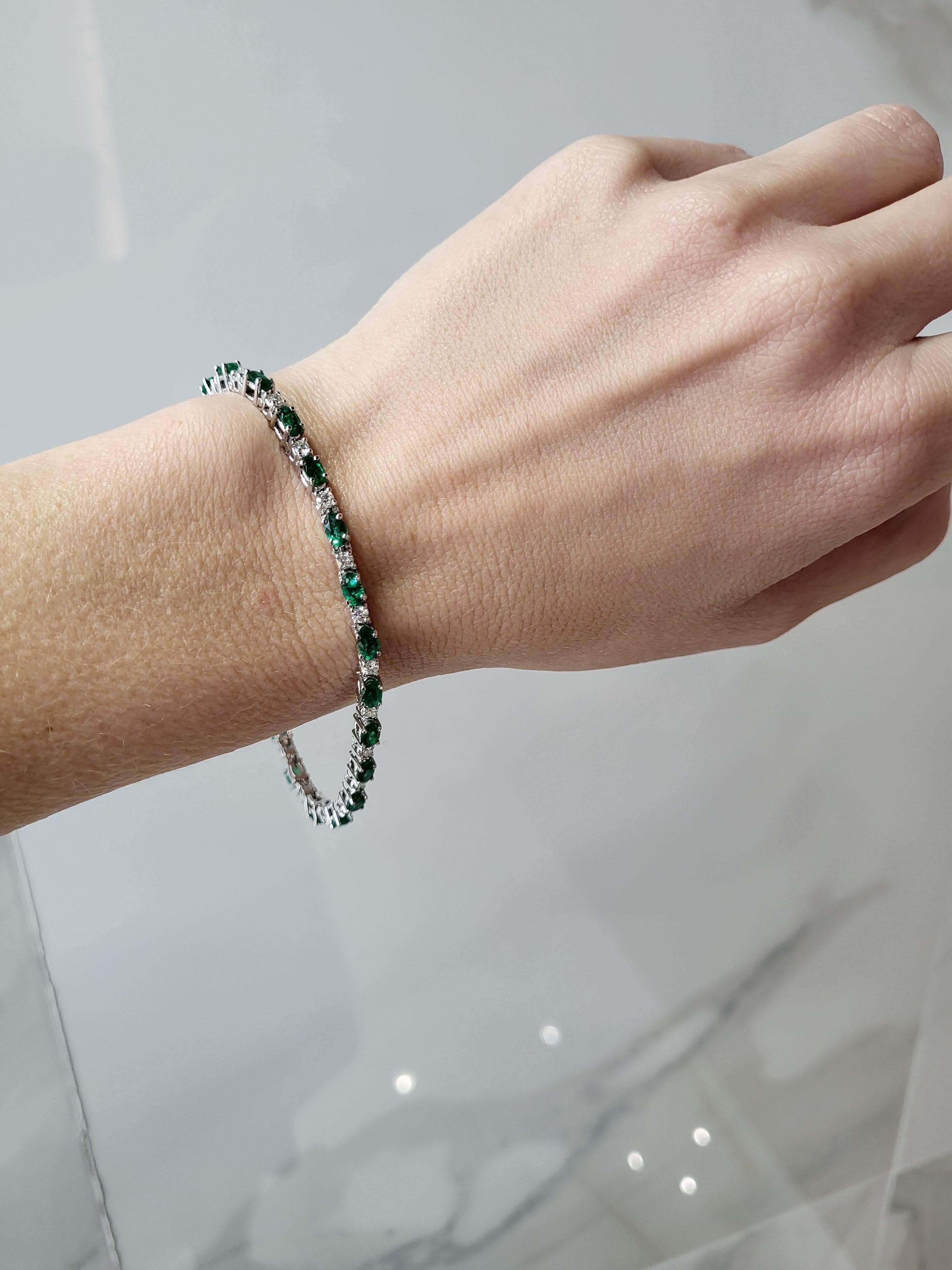 4,50 Karat Gesamtgewicht Ovaler Smaragd & Runder Diamant Armband für Damen oder Herren im Angebot