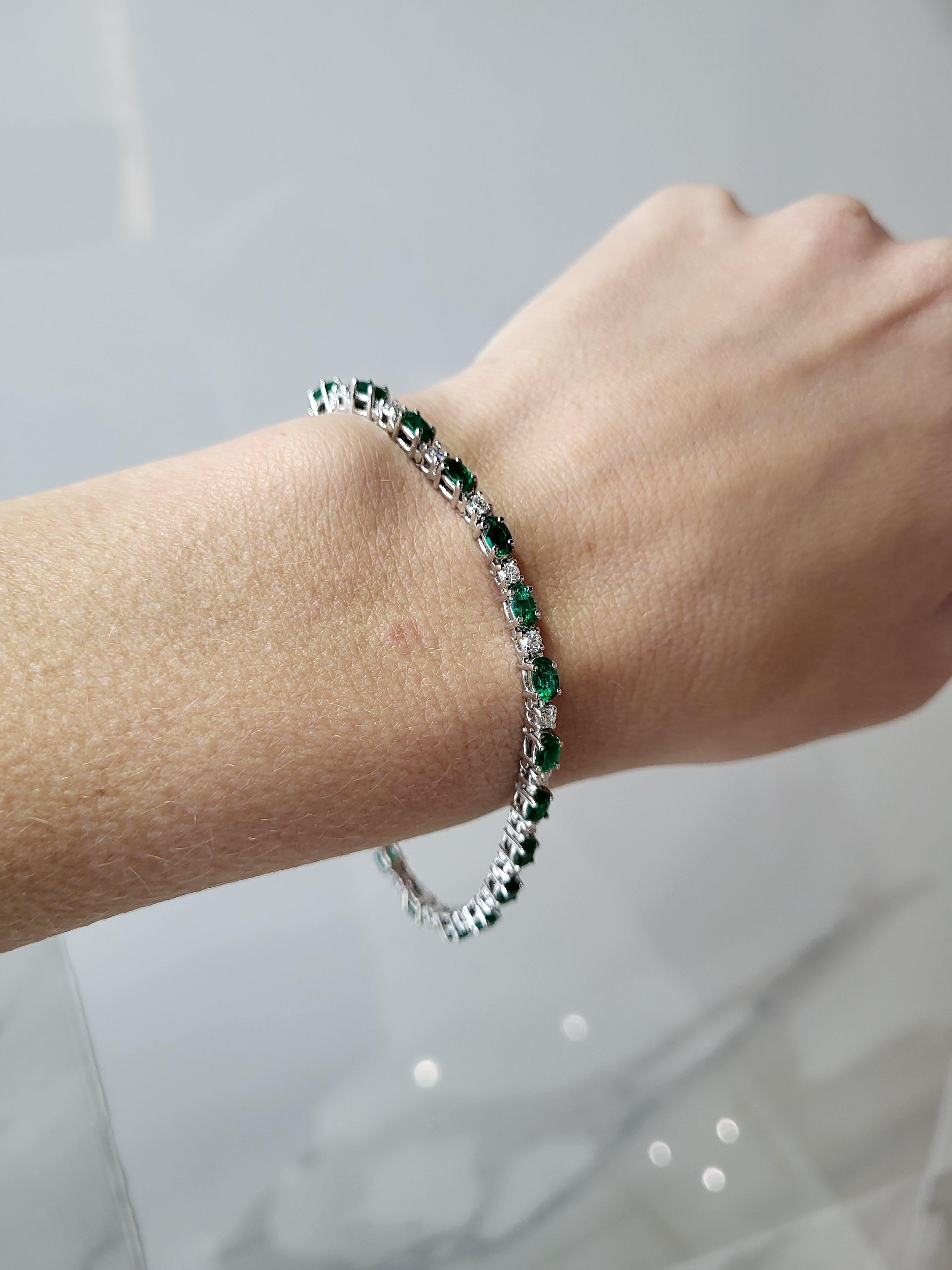 4.50 Carat Total Weight Oval Shaped Emerald & Round Diamond Bracelet For Sale 2