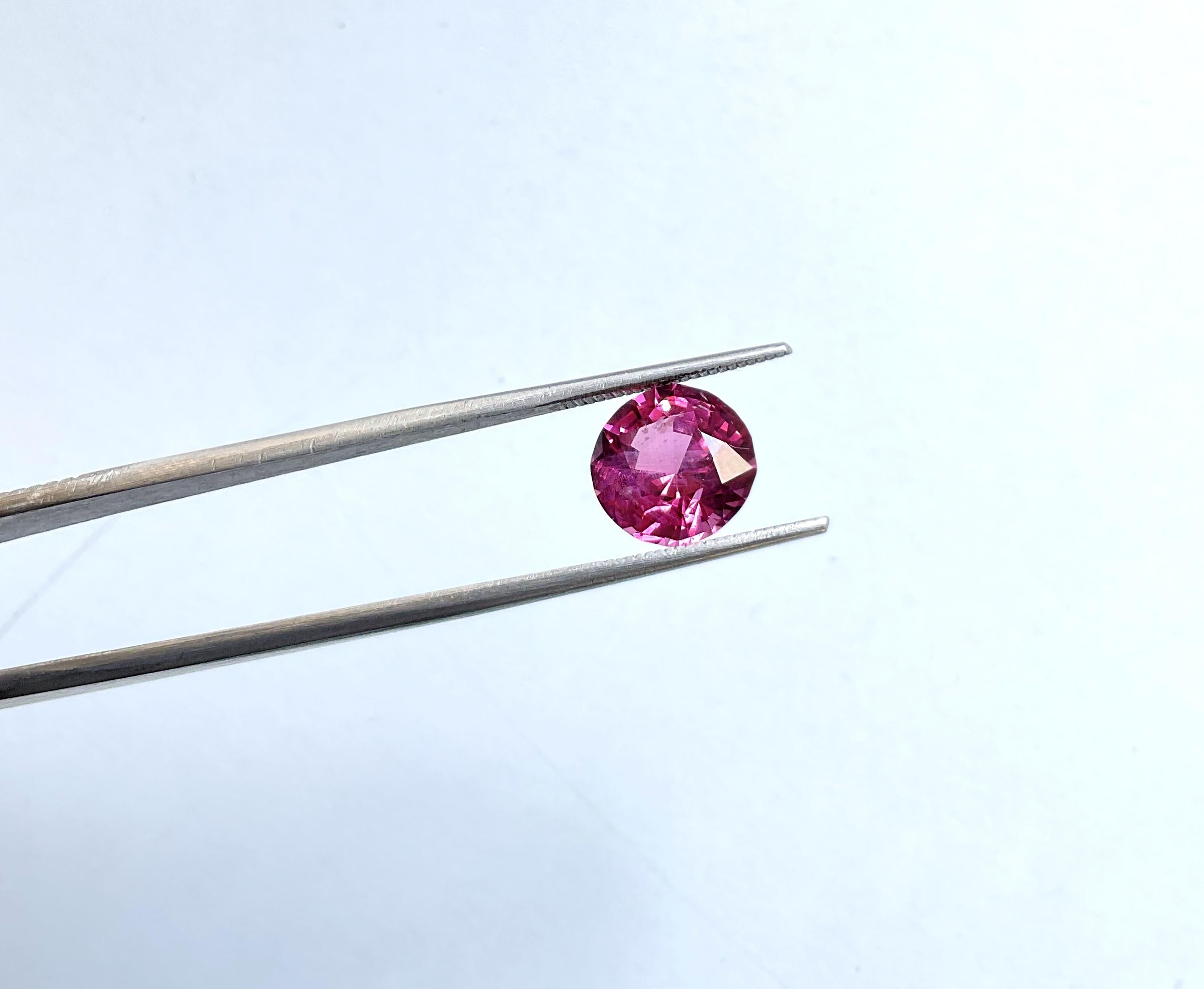 4.50 Carat Vietnam Spinel Round Cut Stone for Fine Jewellery Natural Gemstone For Sale 3