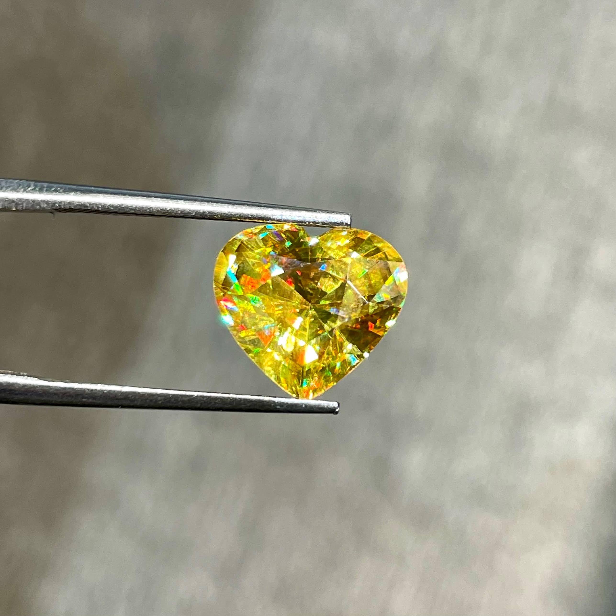 Modern 4.50 carats Fine Quality Loose Sphene Stone Heart Shaped Madagascar's Gemstone For Sale
