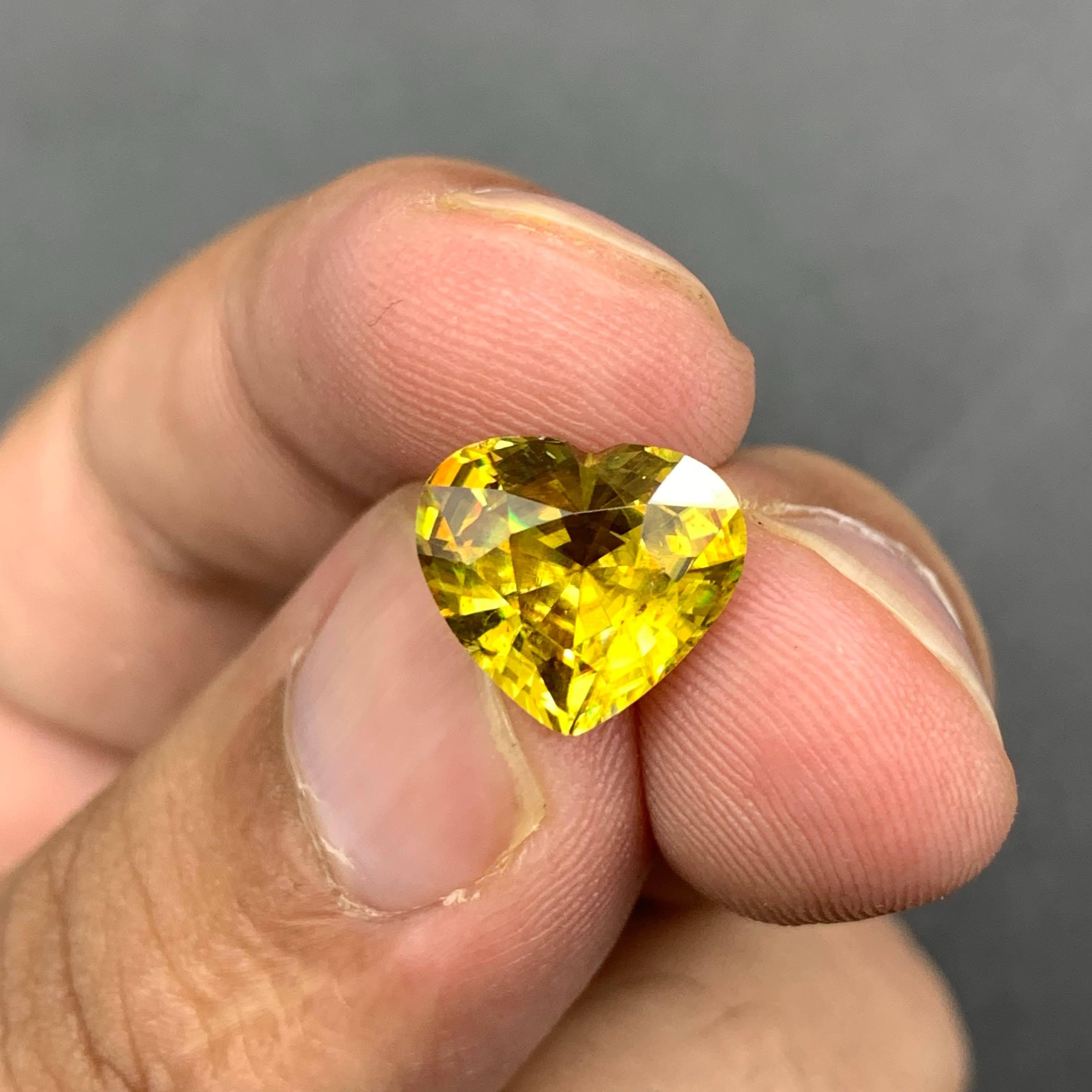 4,50 Karat Feine Qualität Lose Sphene Stein Herzform Madagaskar's Edelstein für Damen oder Herren im Angebot