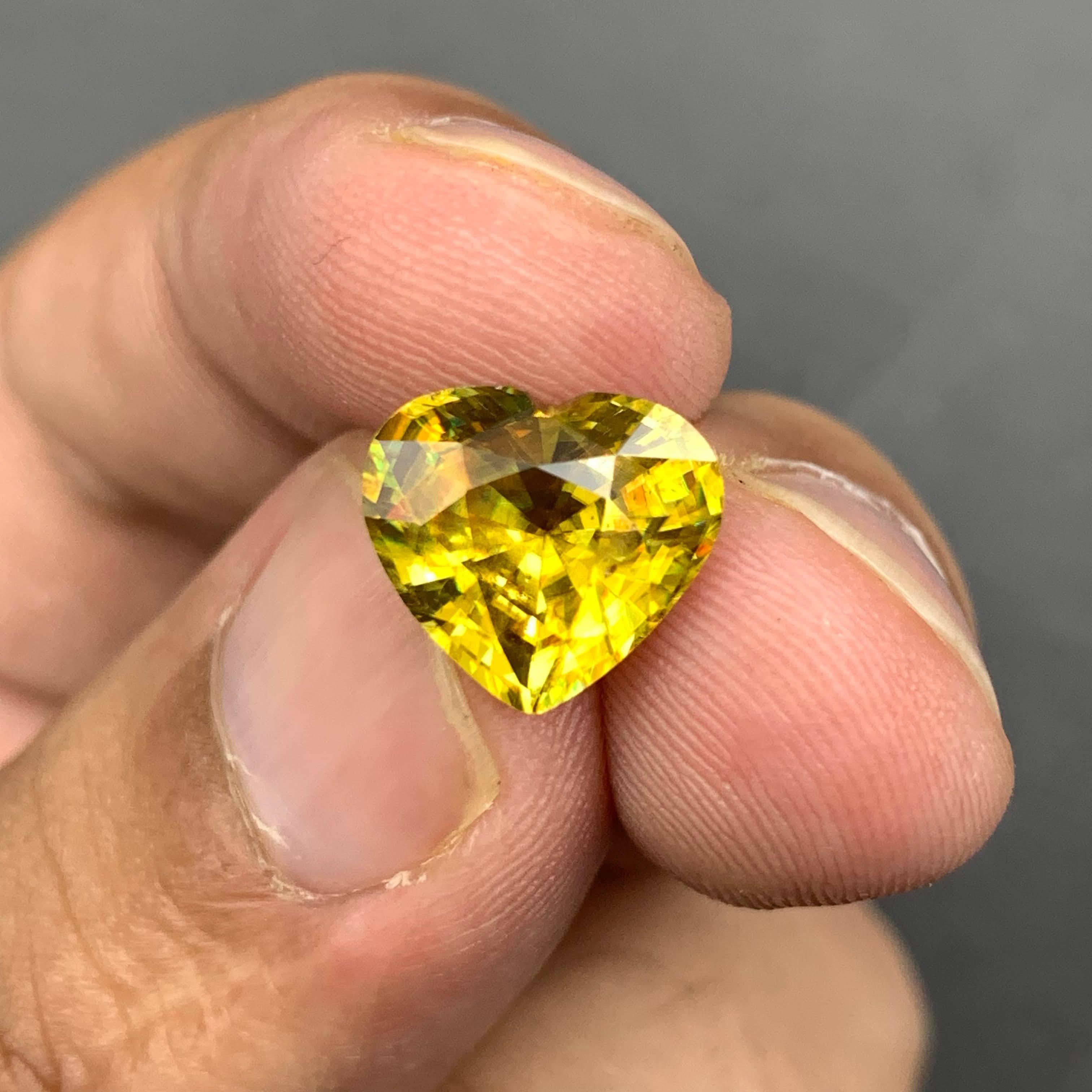 4,50 Karat Feine Qualität Lose Sphene Stein Herzform Madagaskar's Edelstein im Angebot 1