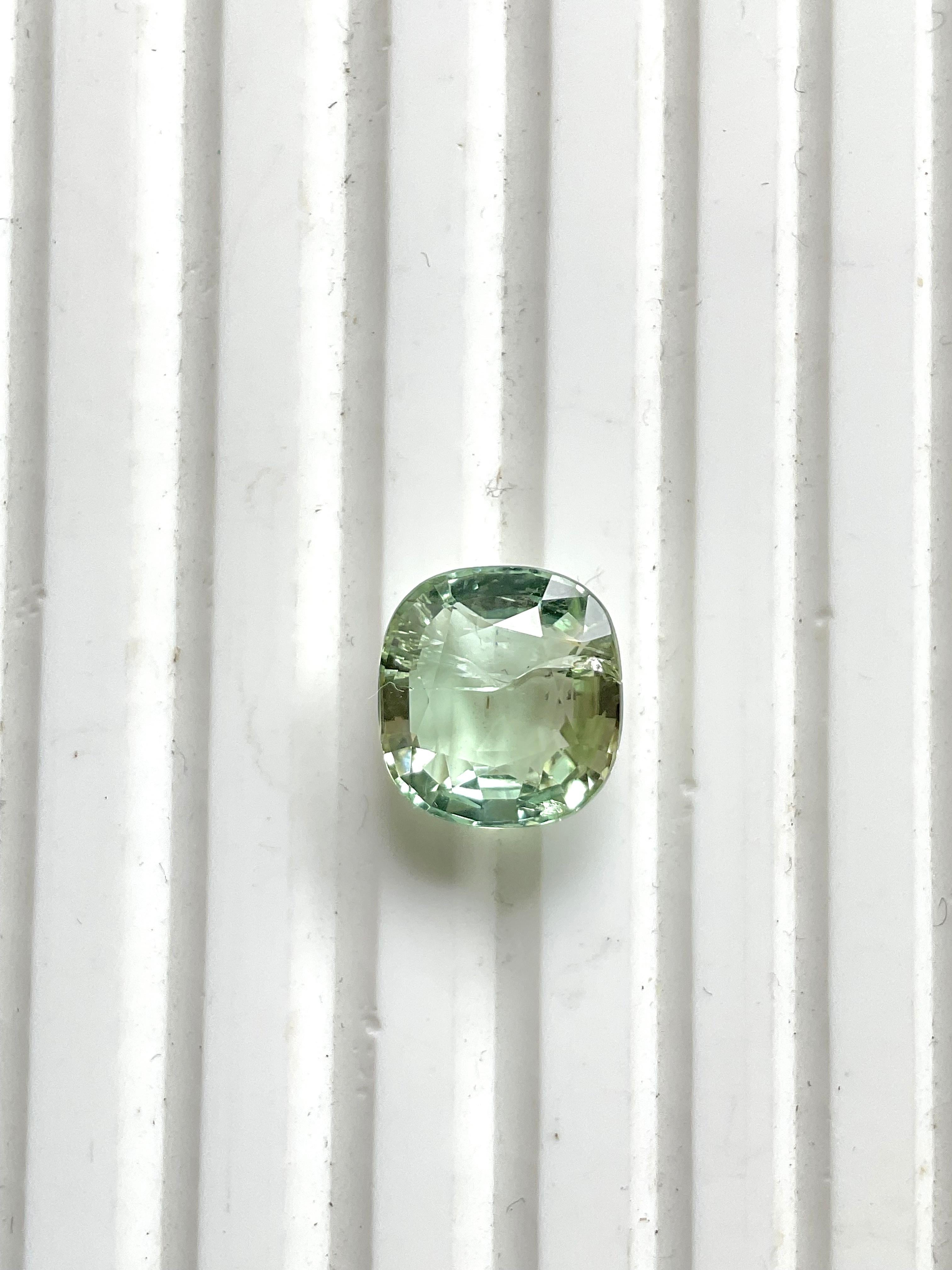 Art déco 4.50 Carats Green Tourmaline Faceted Oval Cut stone Top Quality Natural Gemstone (Tourmaline verte taillée en ovale) en vente