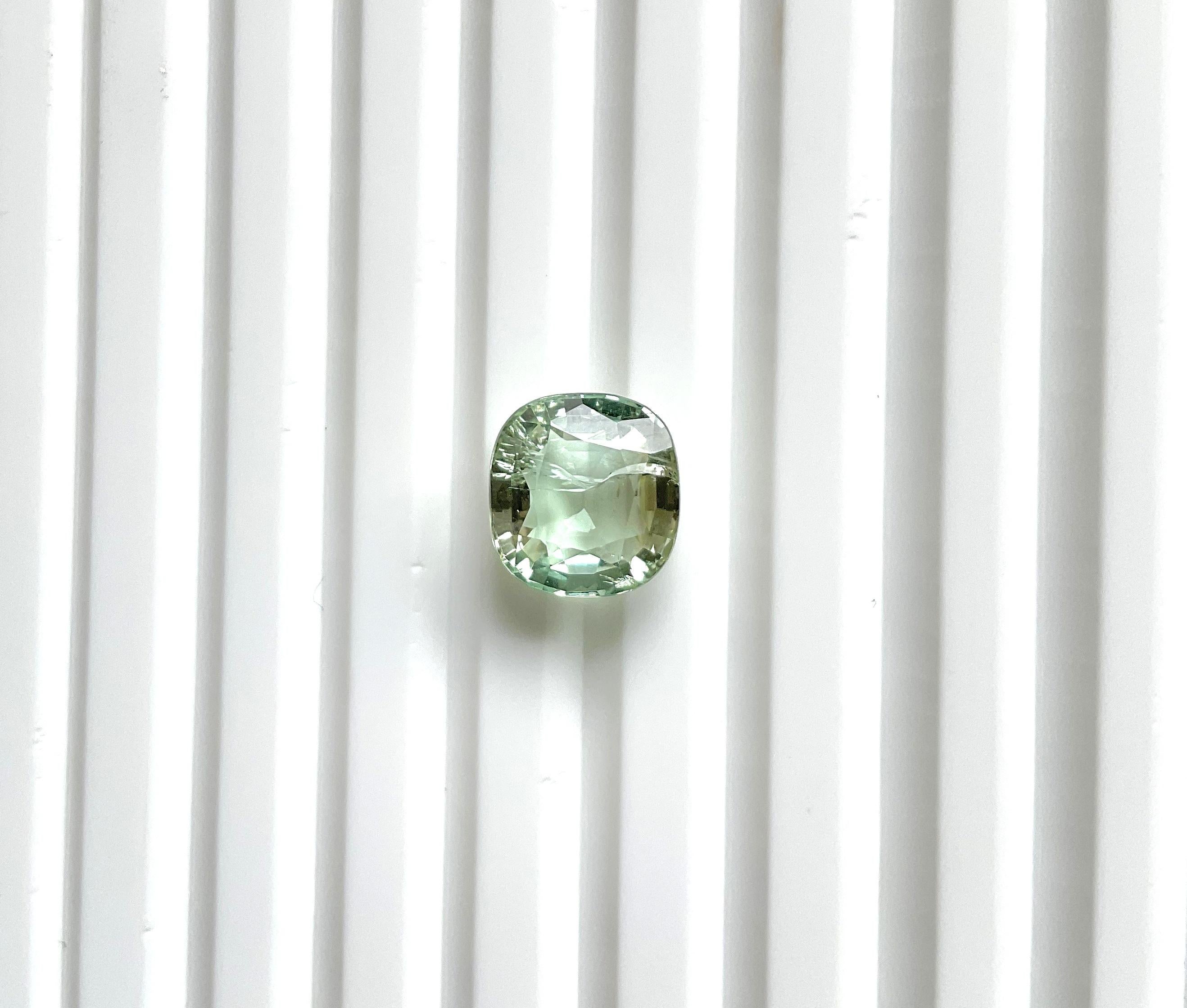 Taille ovale 4.50 Carats Green Tourmaline Faceted Oval Cut stone Top Quality Natural Gemstone (Tourmaline verte taillée en ovale) en vente