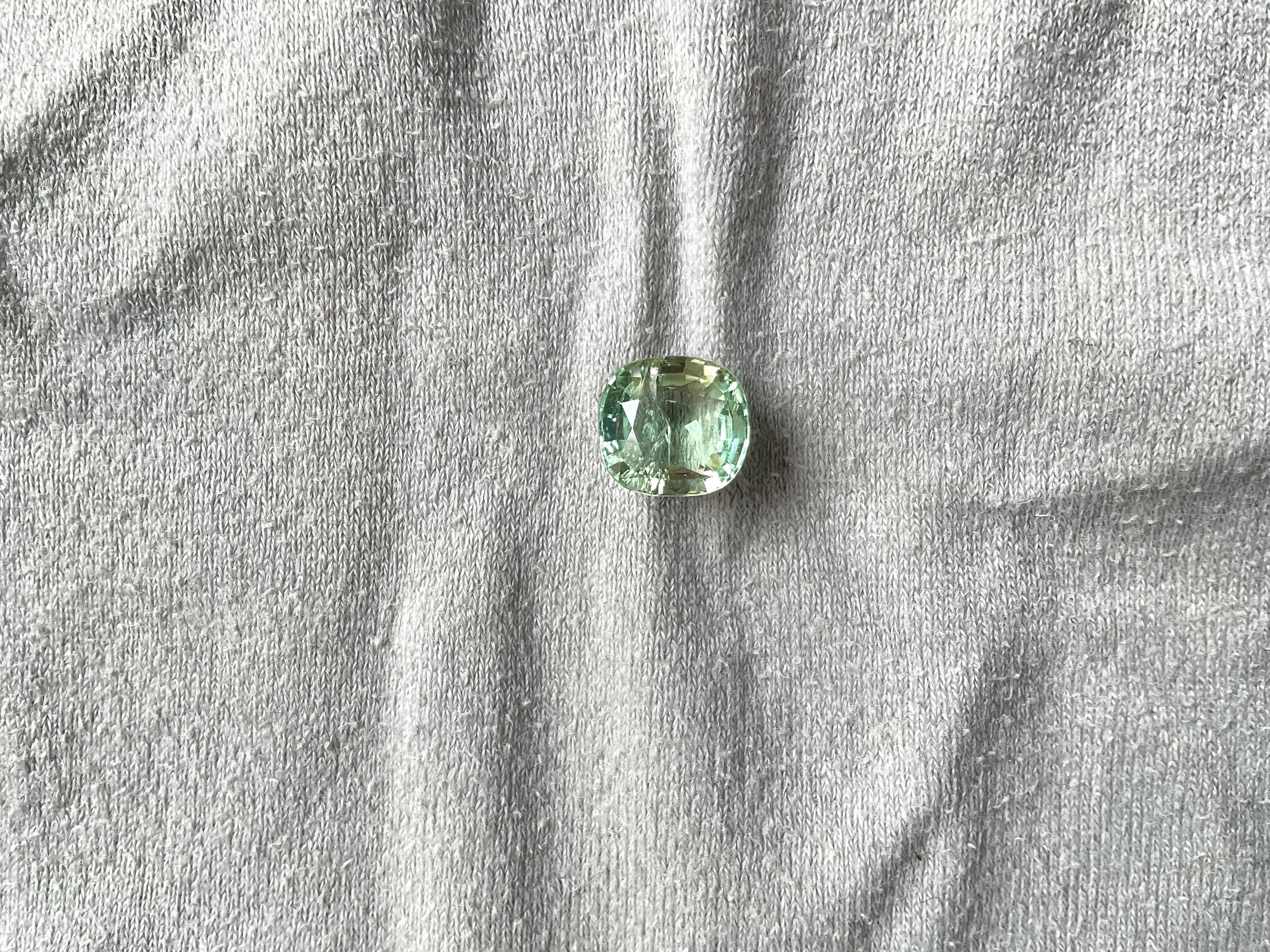 4.50 Carats Green Tourmaline Faceted Oval Cut stone Top Quality Natural Gemstone (Tourmaline verte taillée en ovale) Unisexe en vente