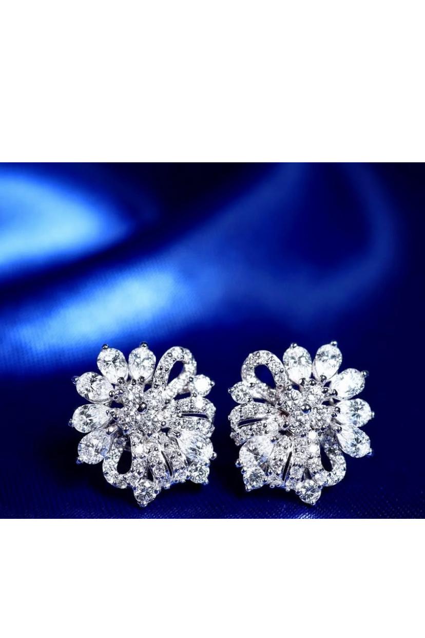 Boucles d'oreilles en or 18 carats de 4,50 carats de diamants de forme mixte Pour femmes en vente