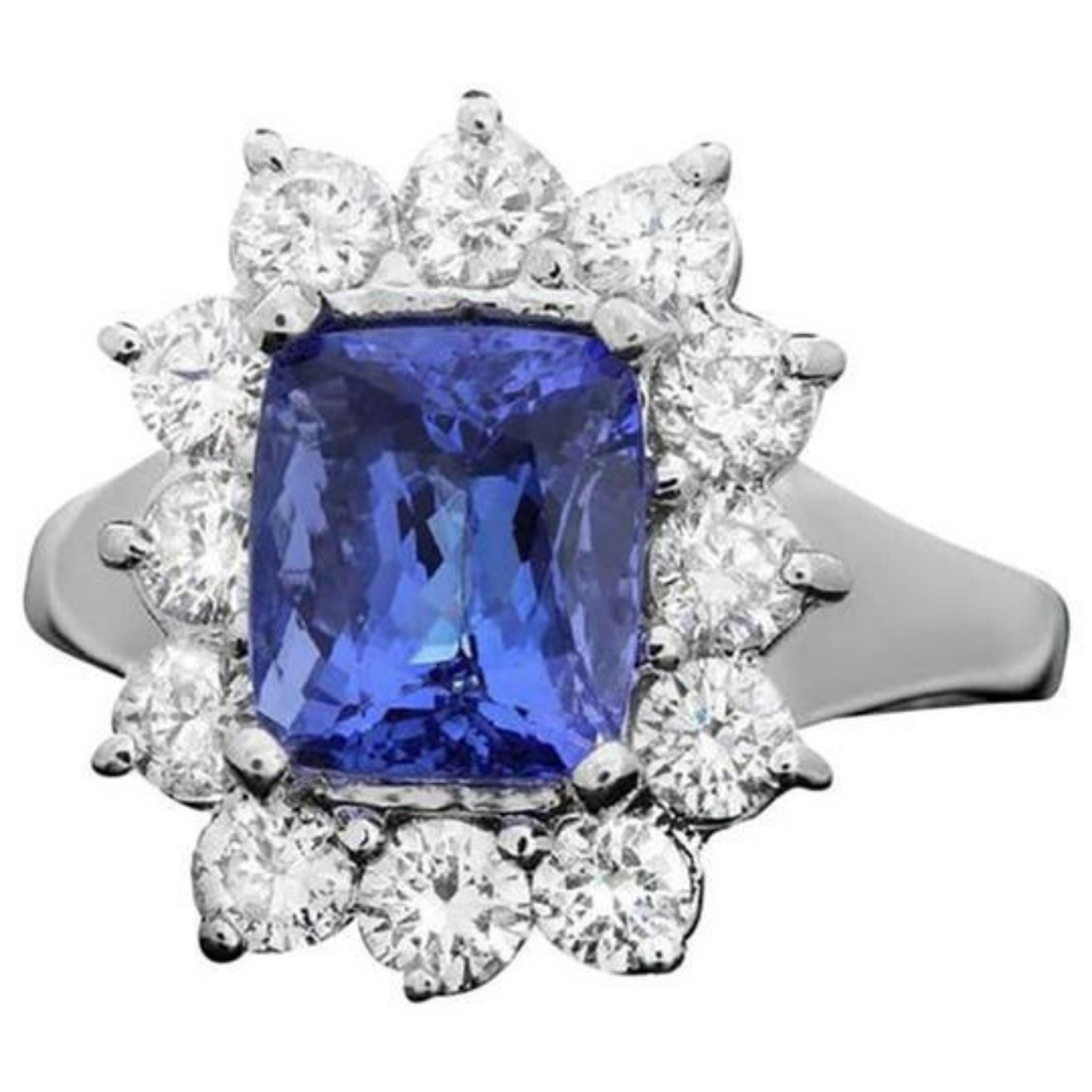 4.50 Carat Natural Very Nice Looking Tanzanite and Diamond 14 Karat Solid Gold In New Condition For Sale In Los Angeles, CA