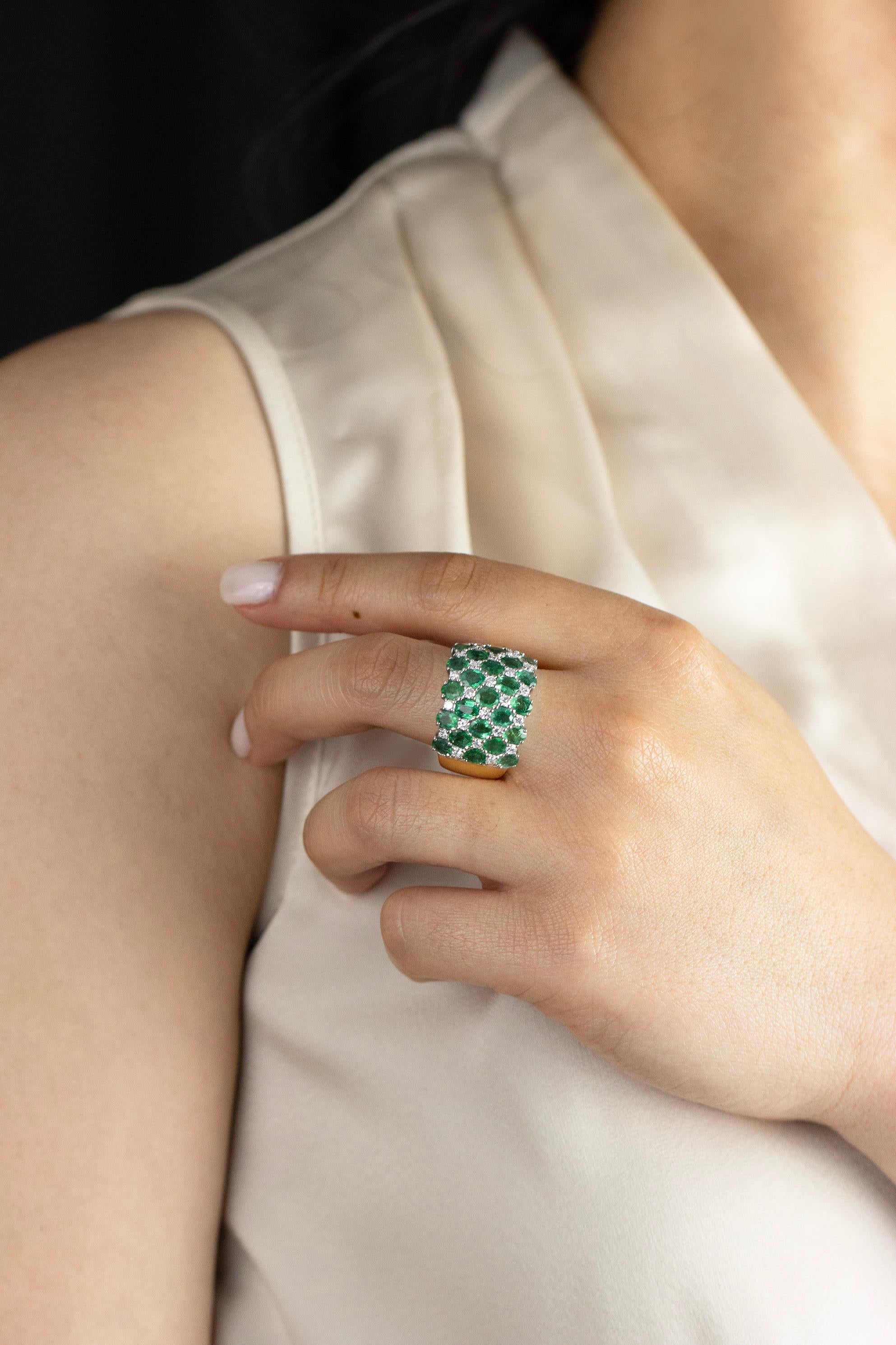 4,50 Karat Ovalschliff Grüner Smaragd mit rundem Diamanten im Ovalschliff Mode-Ring (Gemischter Schliff) im Angebot