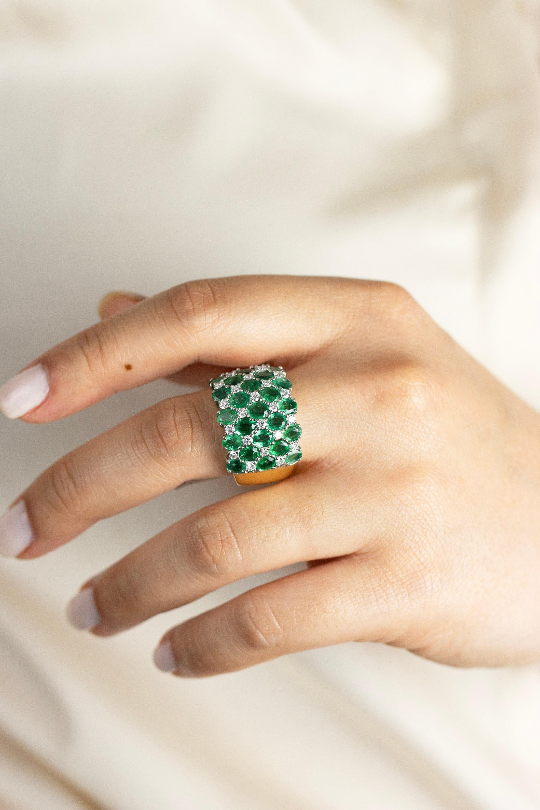 4,50 Karat Ovalschliff Grüner Smaragd mit rundem Diamanten im Ovalschliff Mode-Ring im Zustand „Gut“ im Angebot in New York, NY