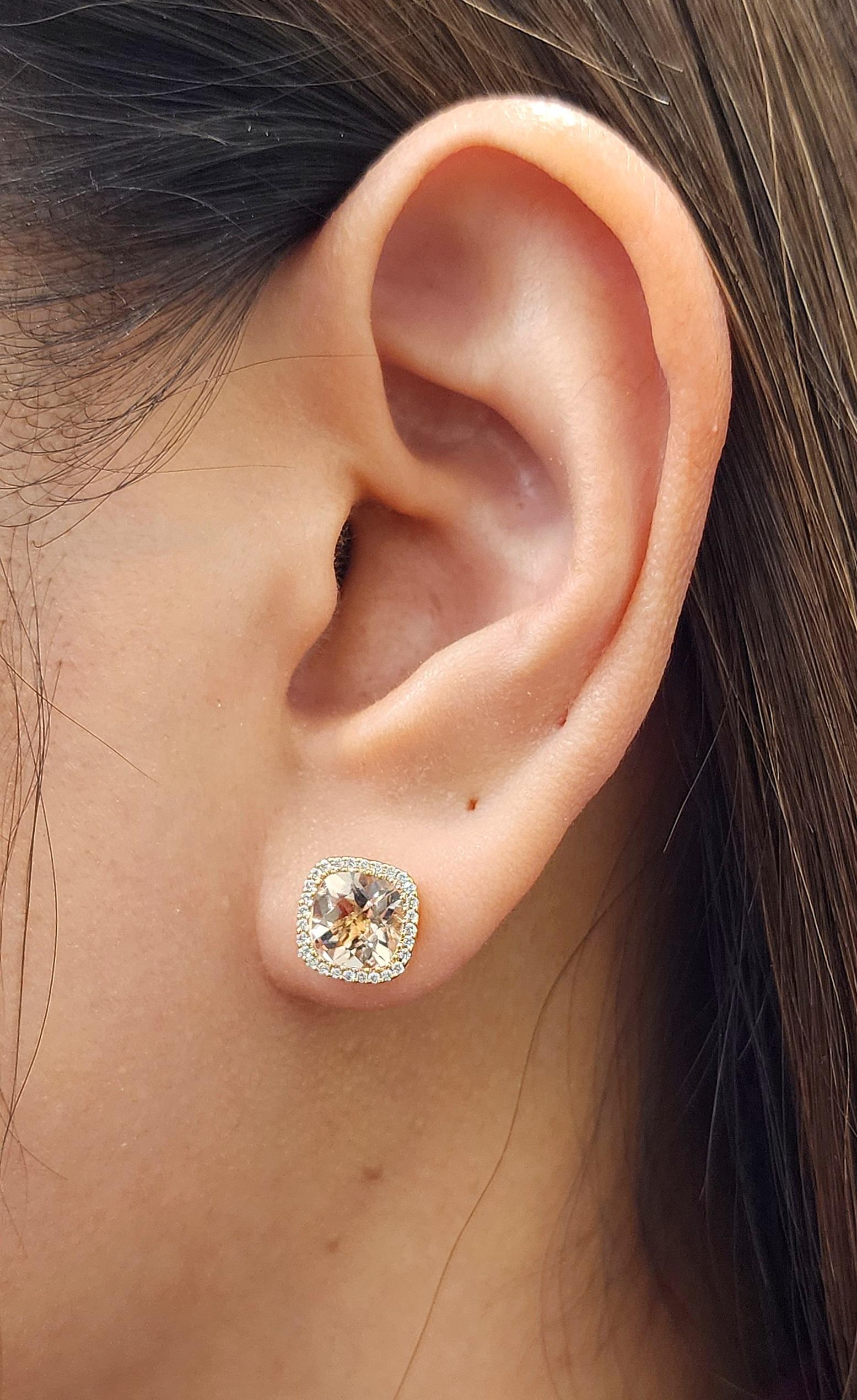 Estos impresionantes pendientes de botón presentan una morganita rosa talla cojín de aproximadamente 4,00 quilates, que irradia suave elegancia y encanto femenino. Las piedras de morganita están acentuadas con 0,50 quilates de diamantes blancos