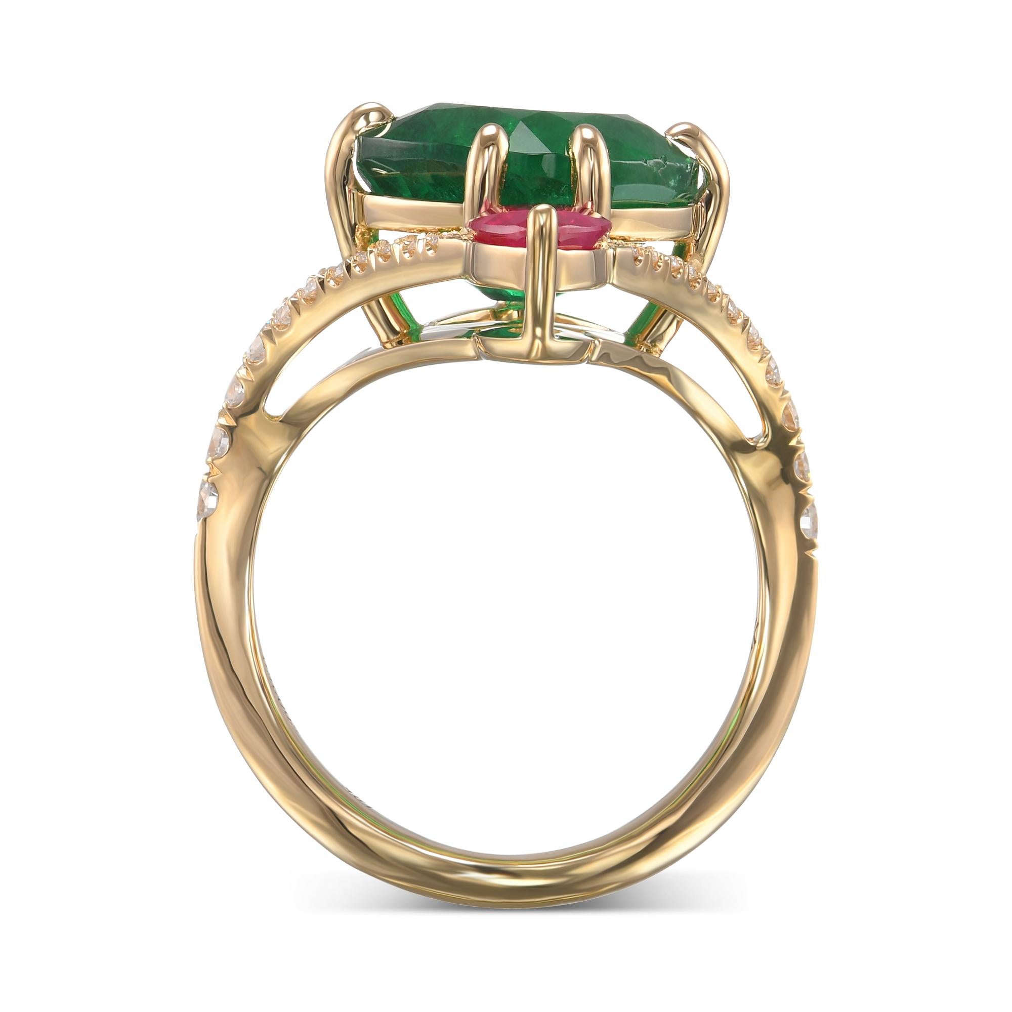 Rehaussez votre style avec cette exquise bague à deux pierres, ornée d'une éblouissante émeraude de 4,50 carats de taille coussin, complétée par un rubis en forme de poire. La tige de la bague est ornée de diamants brillants, créant ainsi un bijou