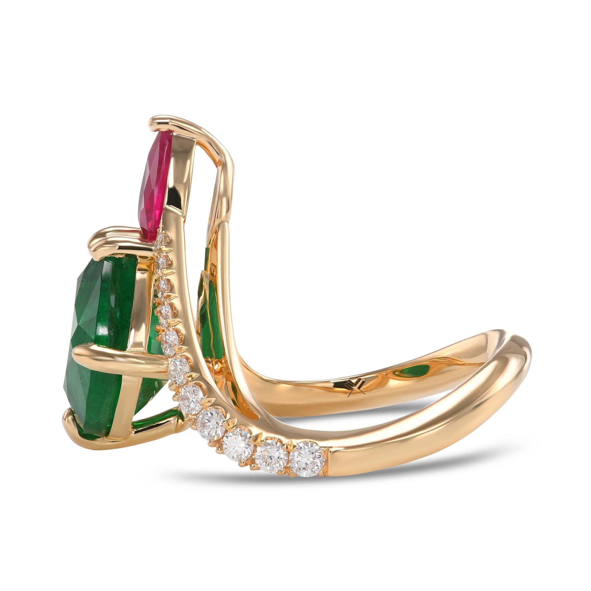 Moderne Bague à deux pierres en émeraude coussin de 4,50 cts et rubis en vente