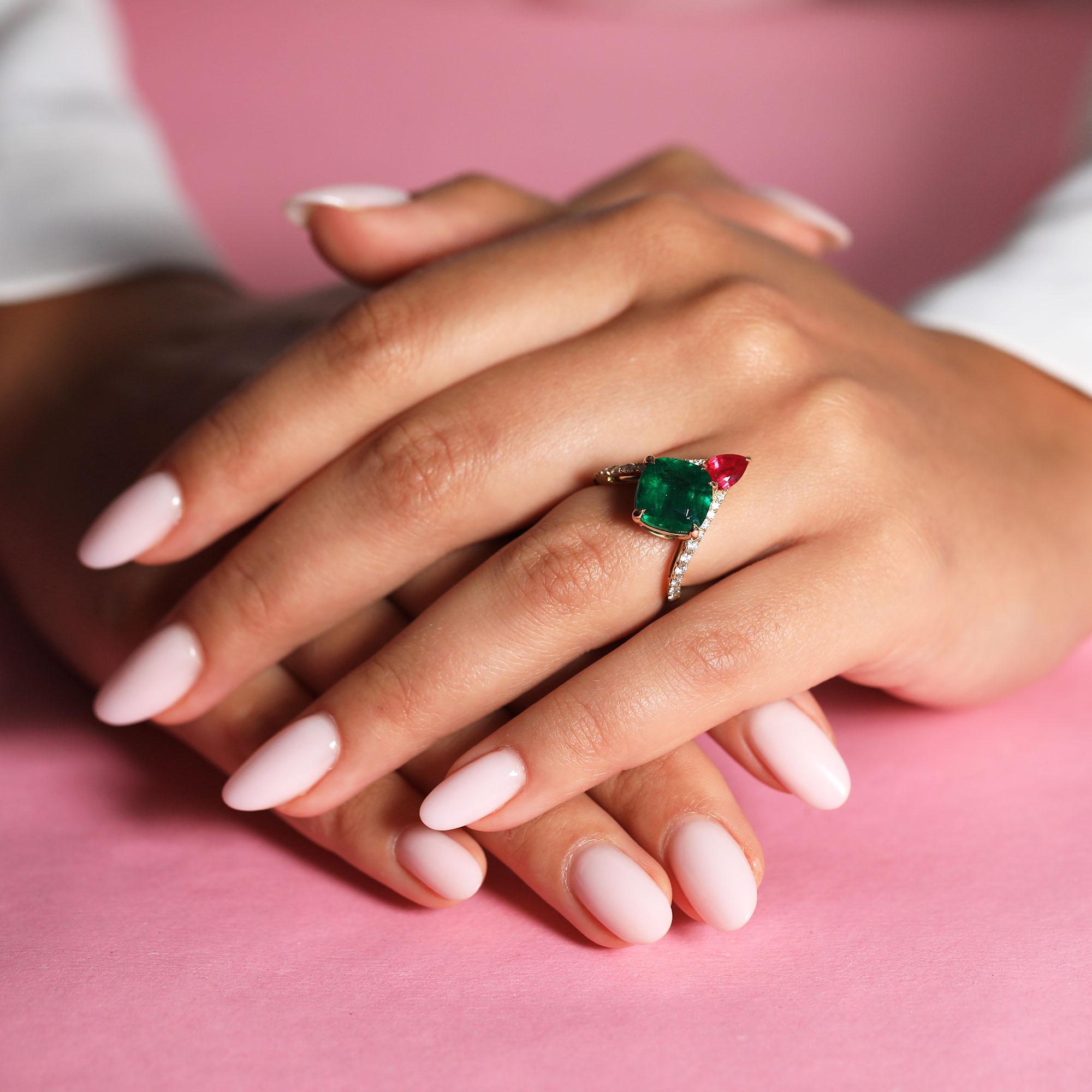 Bague à deux pierres en émeraude coussin de 4,50 cts et rubis en vente 1