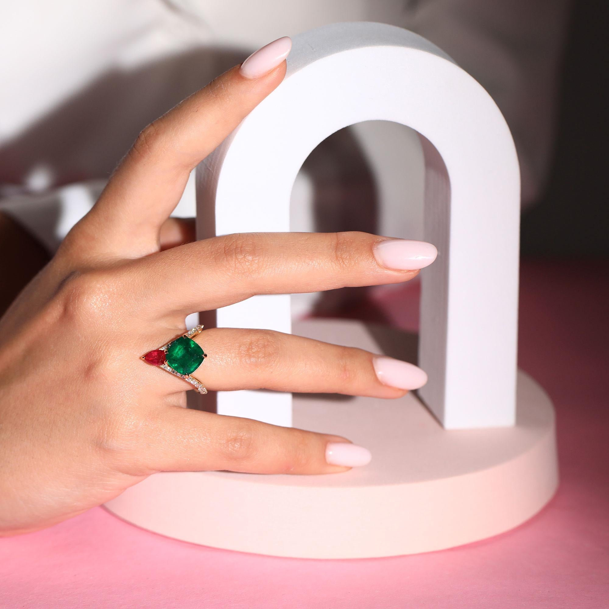 Bague à deux pierres en émeraude coussin de 4,50 cts et rubis en vente 2