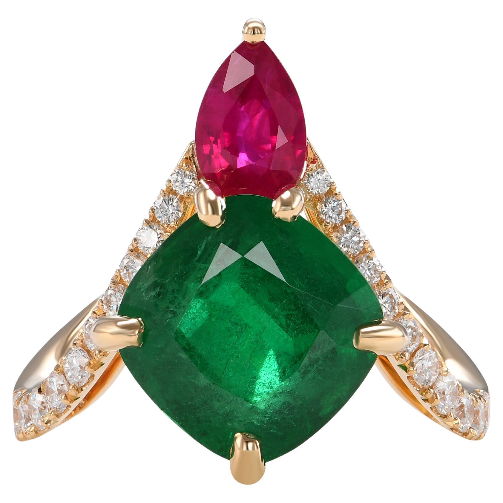 Bague à deux pierres en émeraude coussin de 4,50 cts et rubis en vente