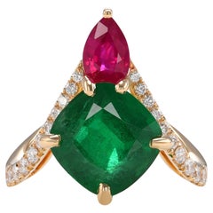 Bague à deux pierres en émeraude coussin de 4,50 cts et rubis
